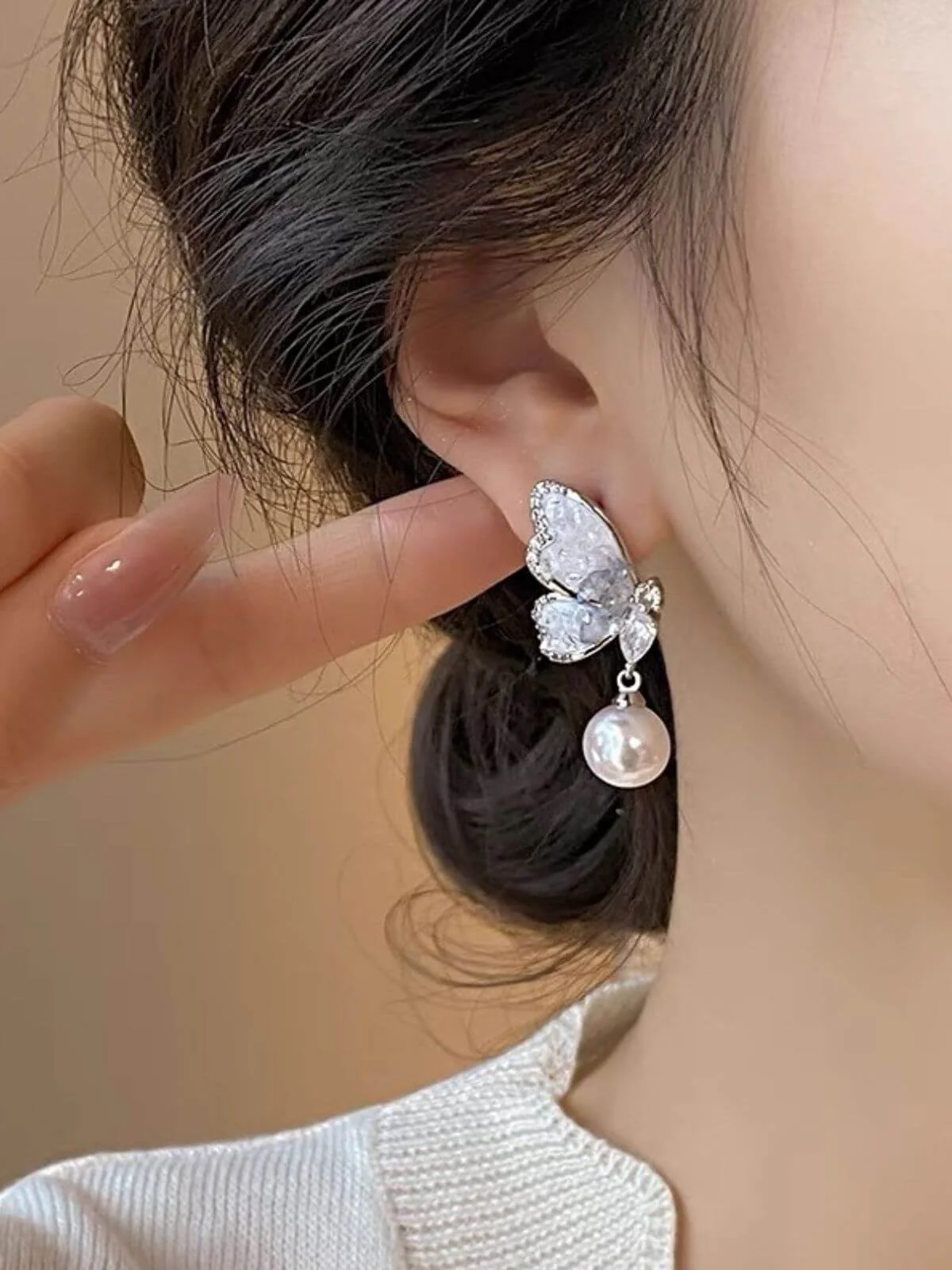 Boucles d'oreilles en perles papillon en cristal bleu clair - Image 3