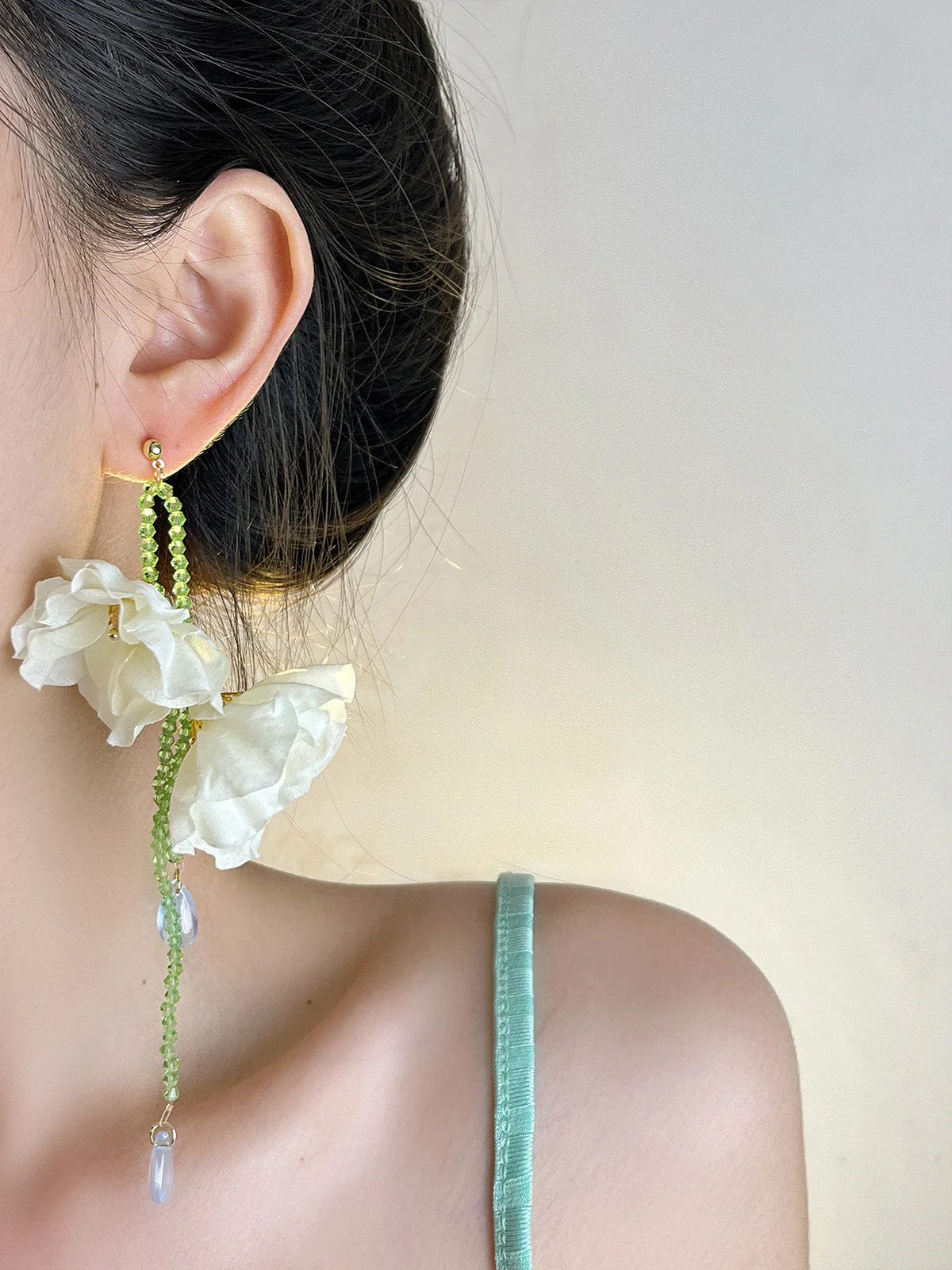 Boucles d'Oreilles Fleurs Blanches Perles Vertes Cristal Goutte - Image 2