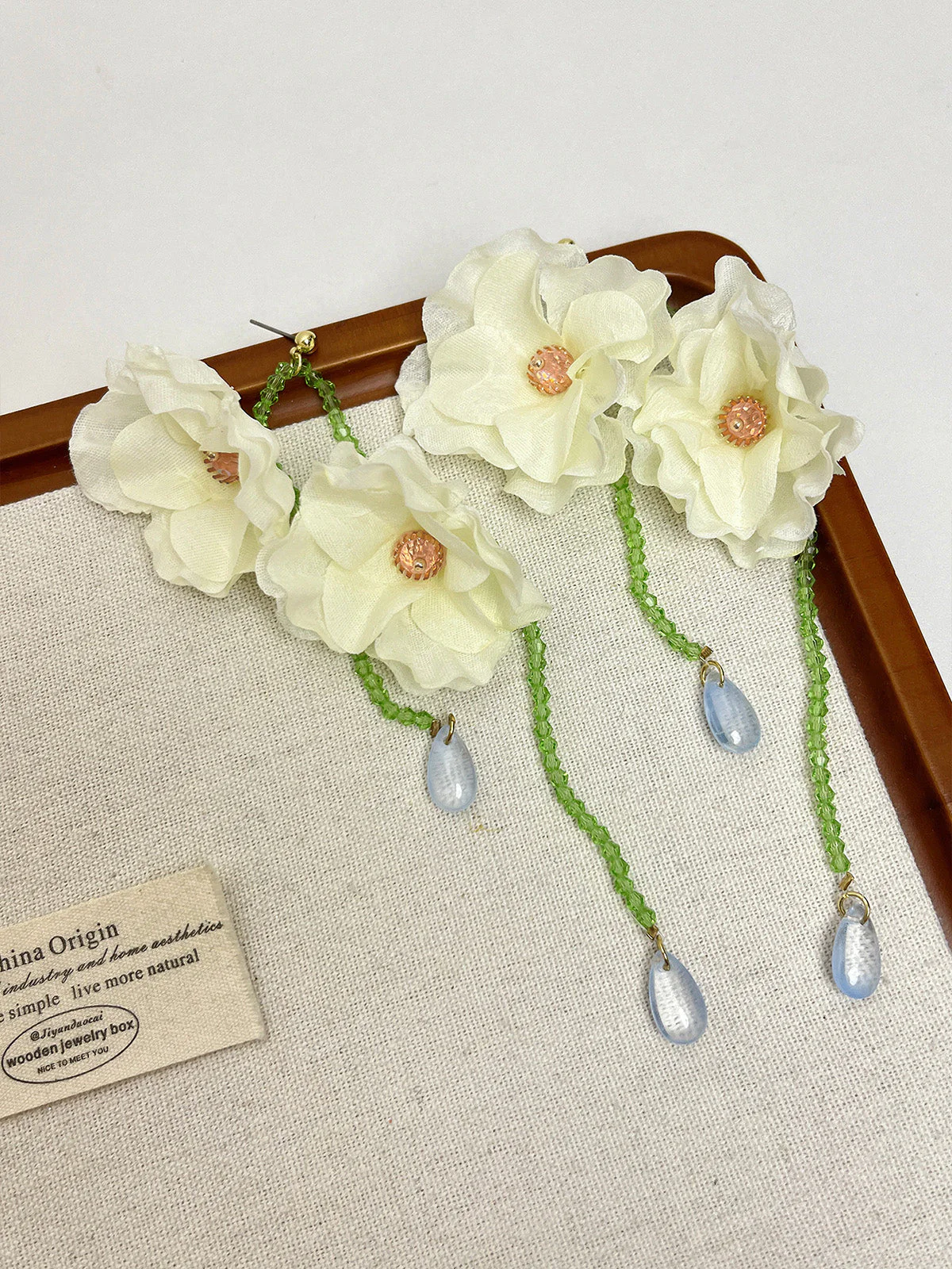Boucles d'Oreilles Fleurs Blanches Perles Vertes Cristal Goutte - Image 3