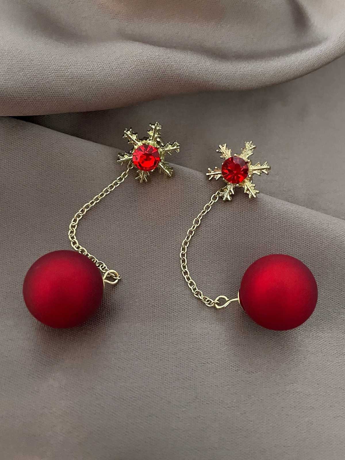 Boucles d'oreilles flocons de neige et boules de Noël rouges - Image 2