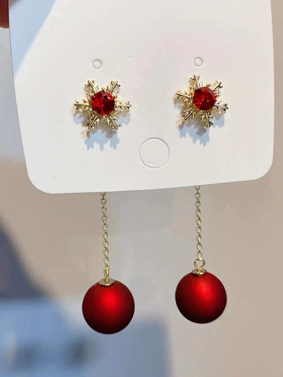 Boucles d'oreilles flocons de neige et boules de Noël rouges - Image 3