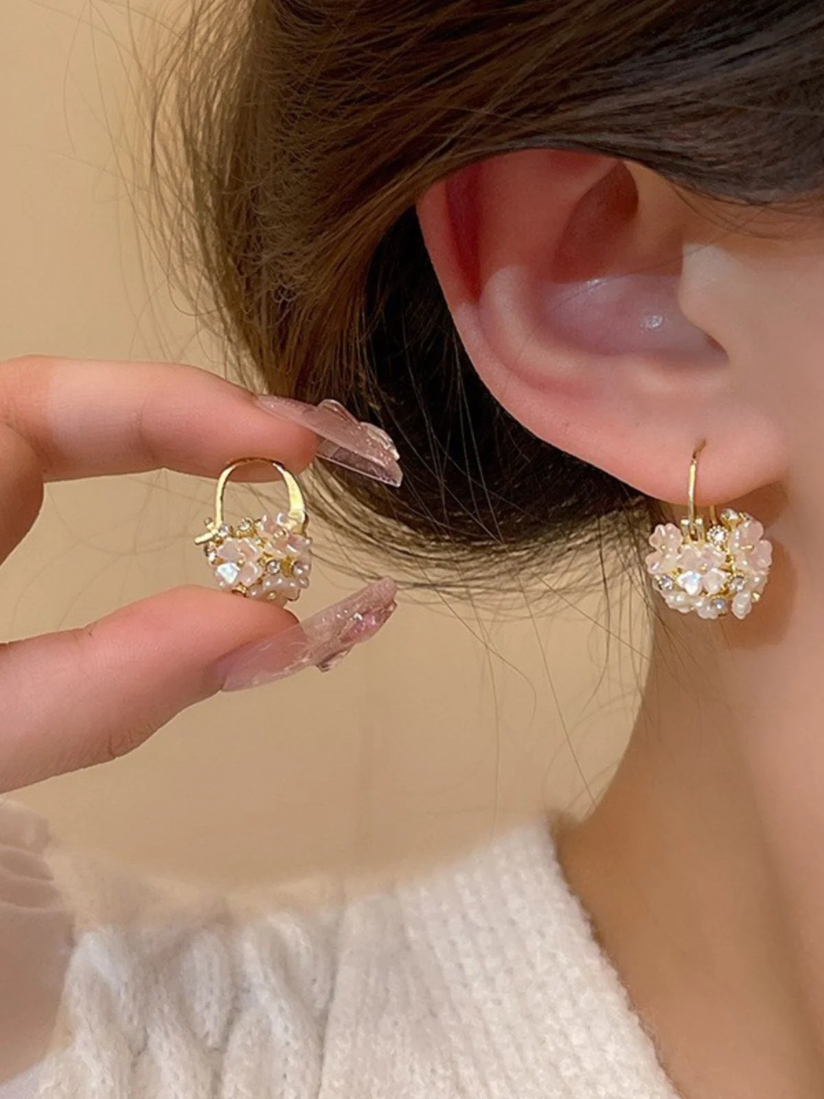 Boucles D'Oreilles Huggie Cristal Fleurs Blanc Mariage - Image 3