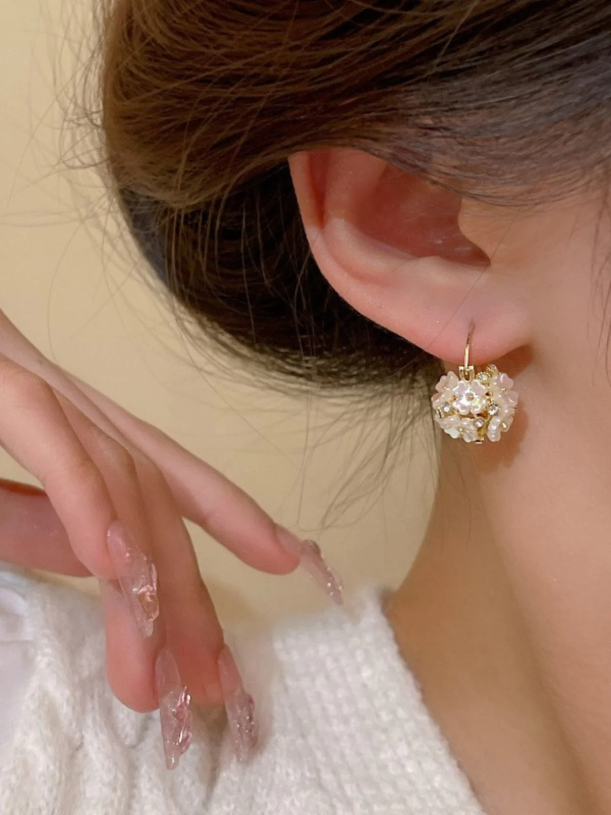 Boucles D'Oreilles Huggie Cristal Fleurs Blanc Mariage - Image 4