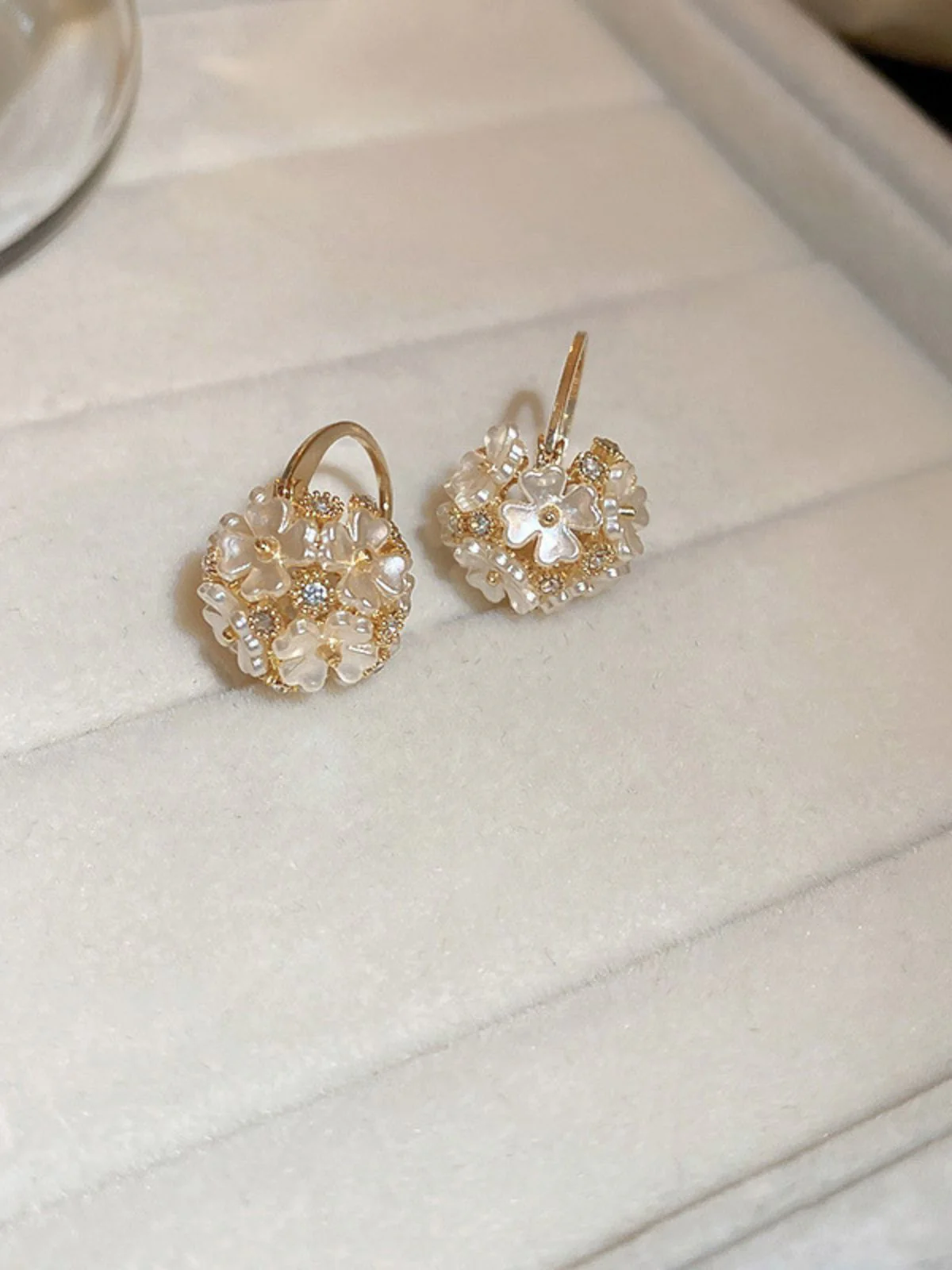 Boucles D'Oreilles Huggie Cristal Fleurs Blanc Mariage - Image 5