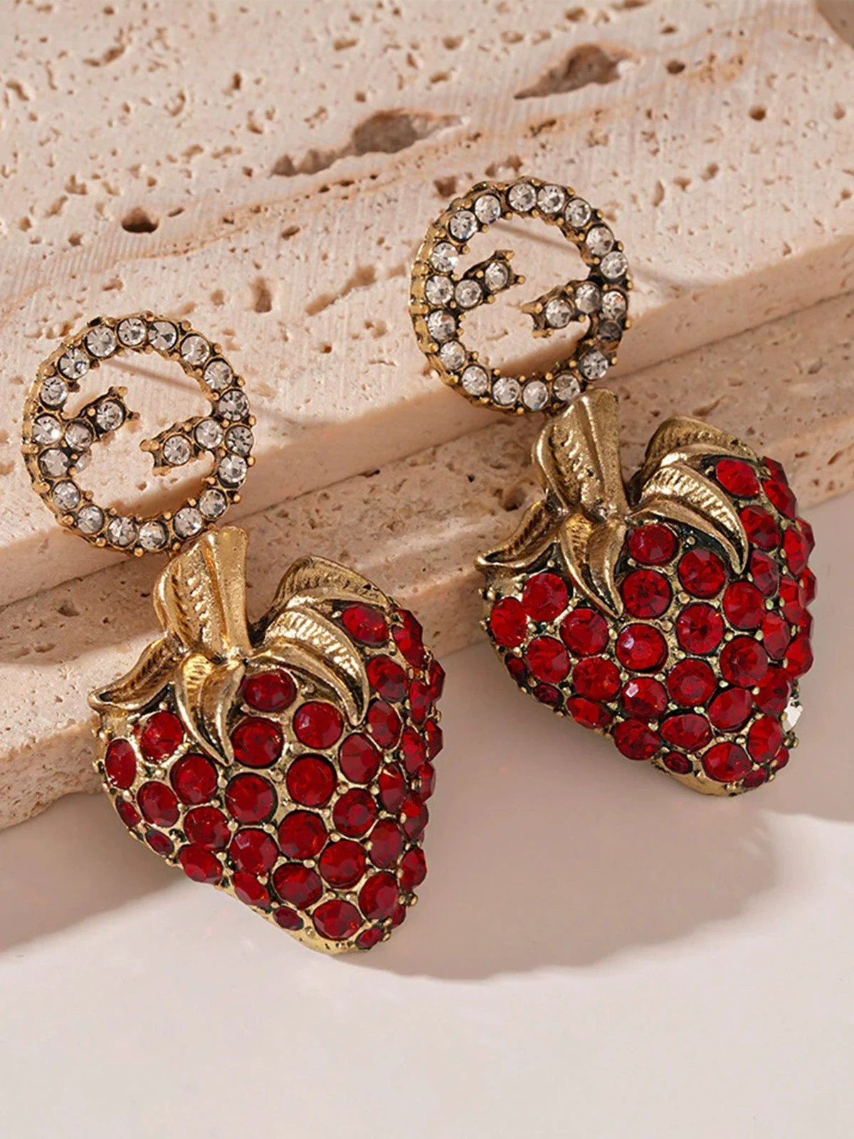 Boucles d'oreilles métal forme fraise rouge strass