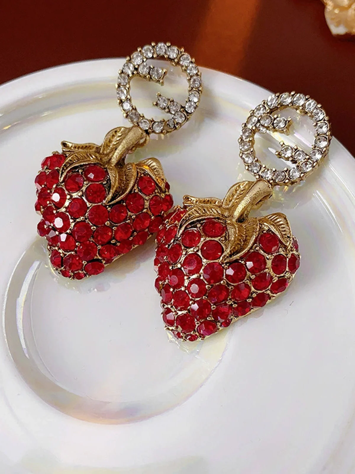 Boucles d'oreilles métal forme fraise rouge strass - Image 2