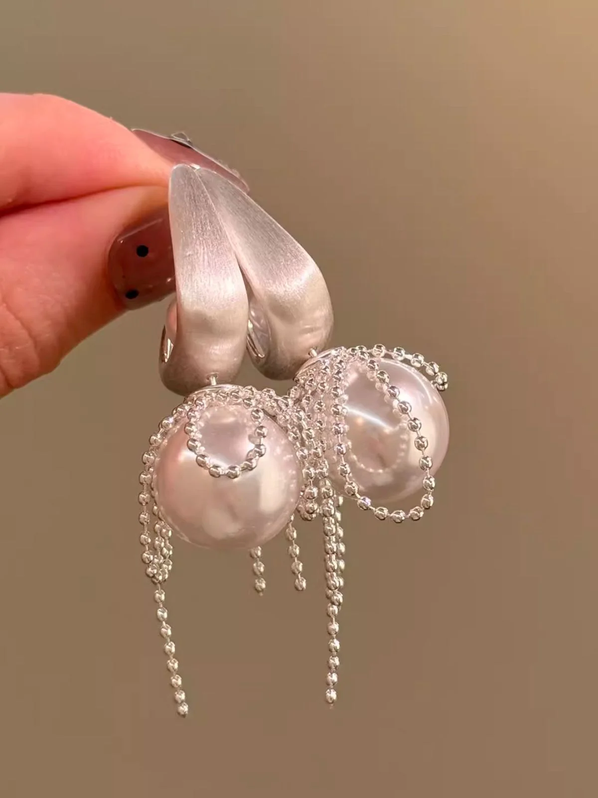 Boucles d'oreilles pendantes blanche perle cuivre pompon années 1930 - Image 3