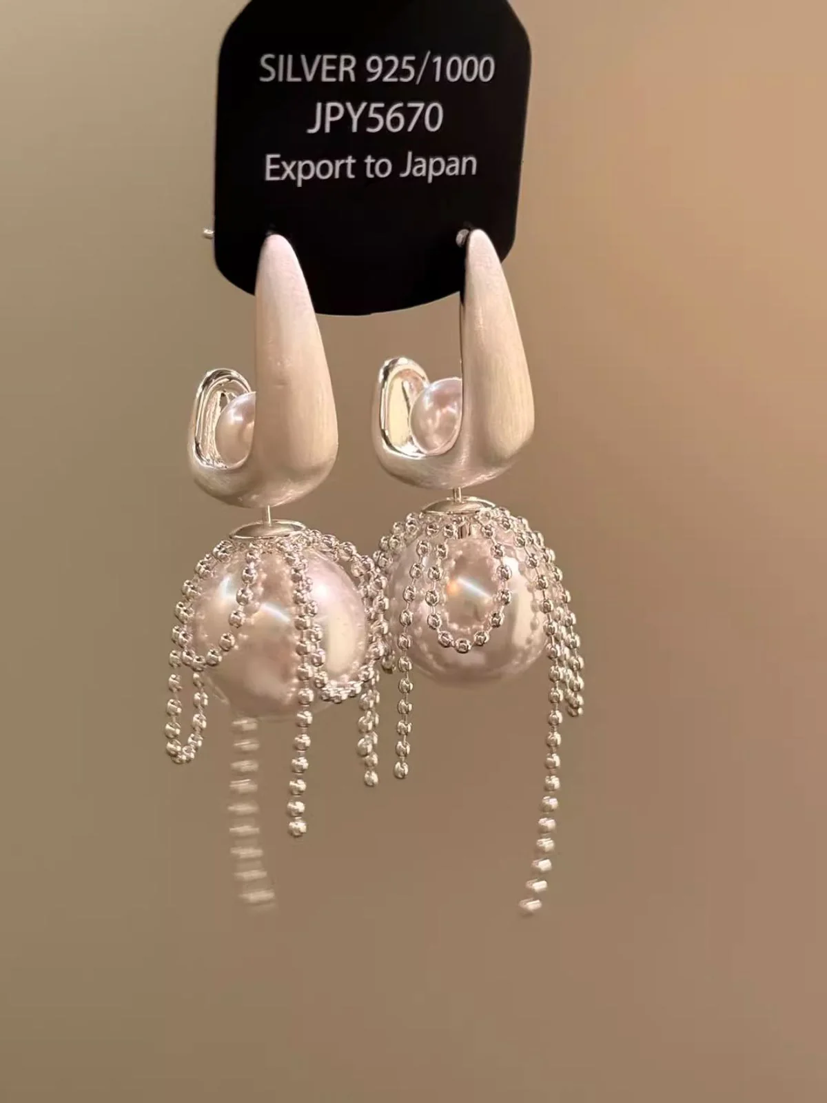 Boucles d'oreilles pendantes blanche perle cuivre pompon années 1930 - Image 5
