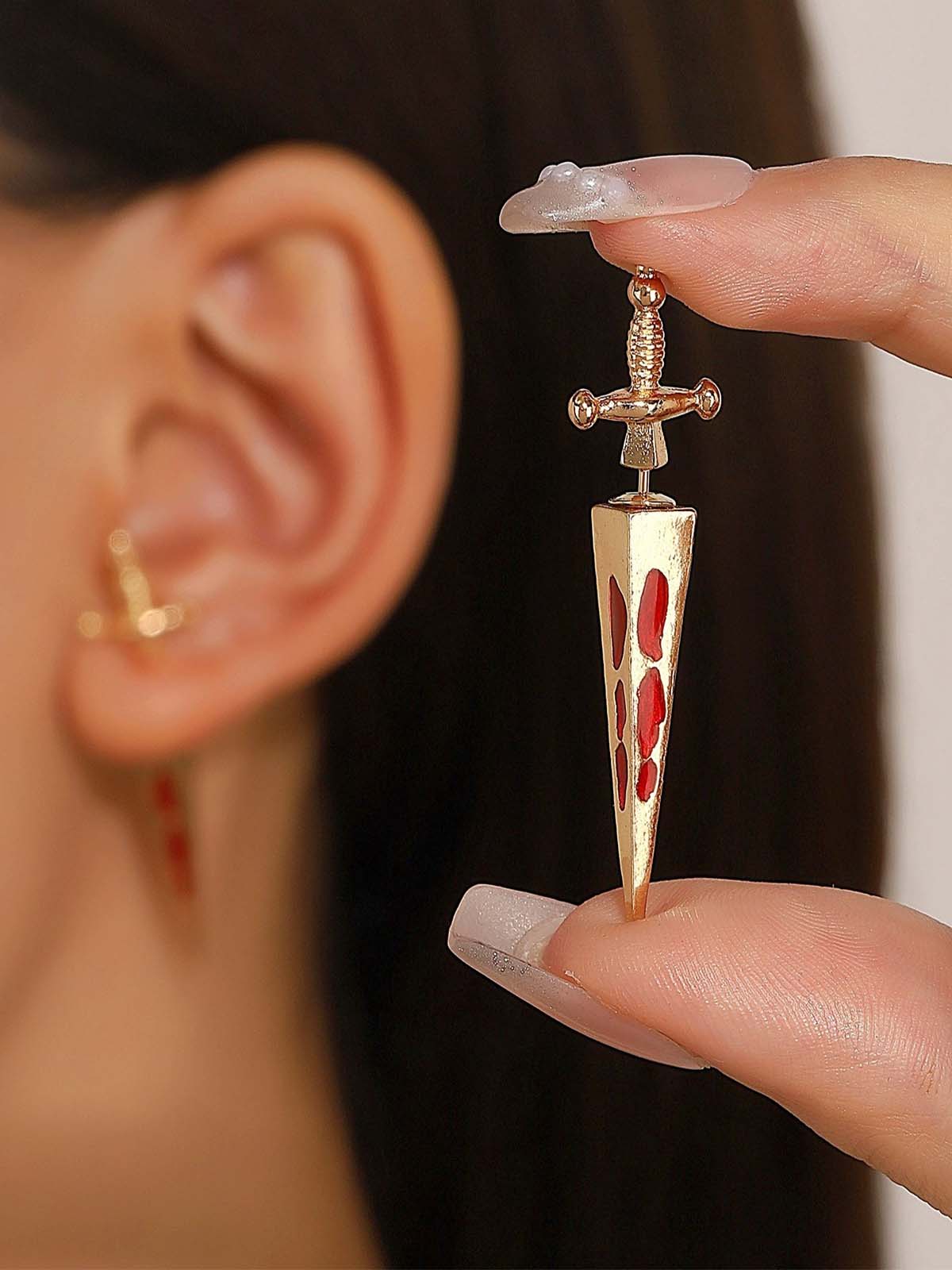 Boucles d'oreilles pendantes gothiques en or avec épée de sang - Image 4