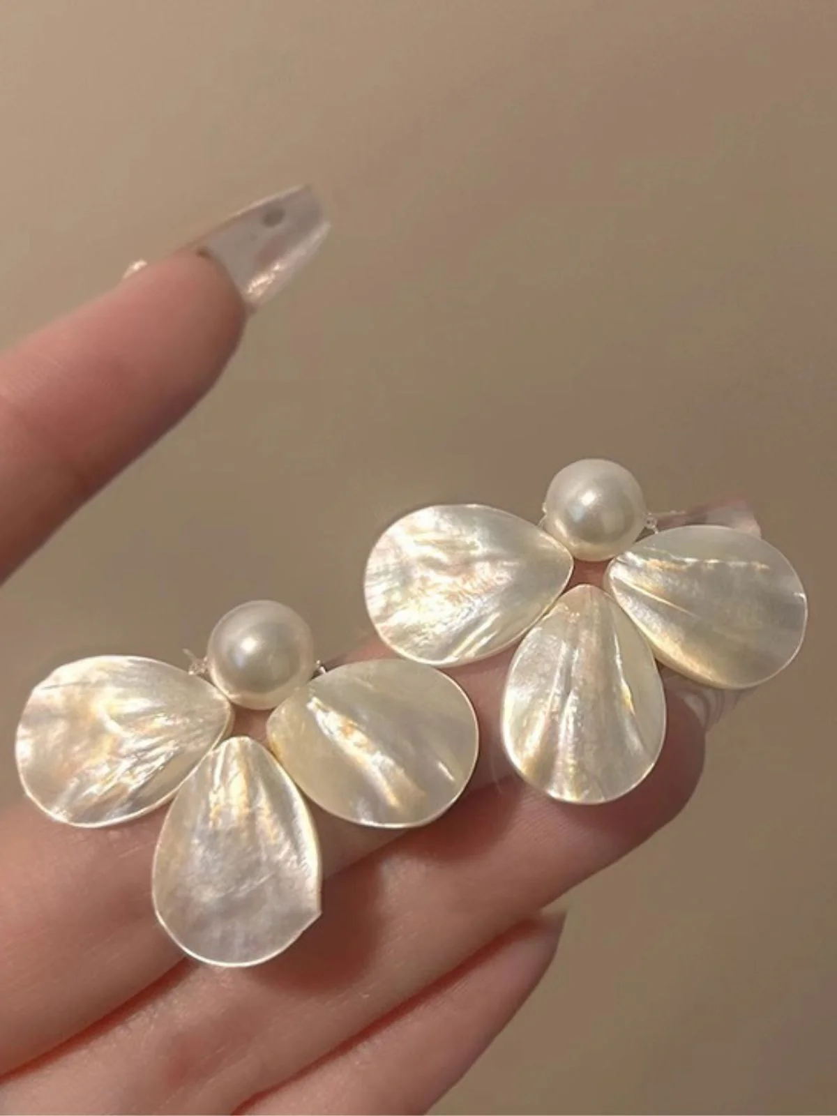 Boucles d'oreilles puces en forme de fleur en résine blanche - Image 2