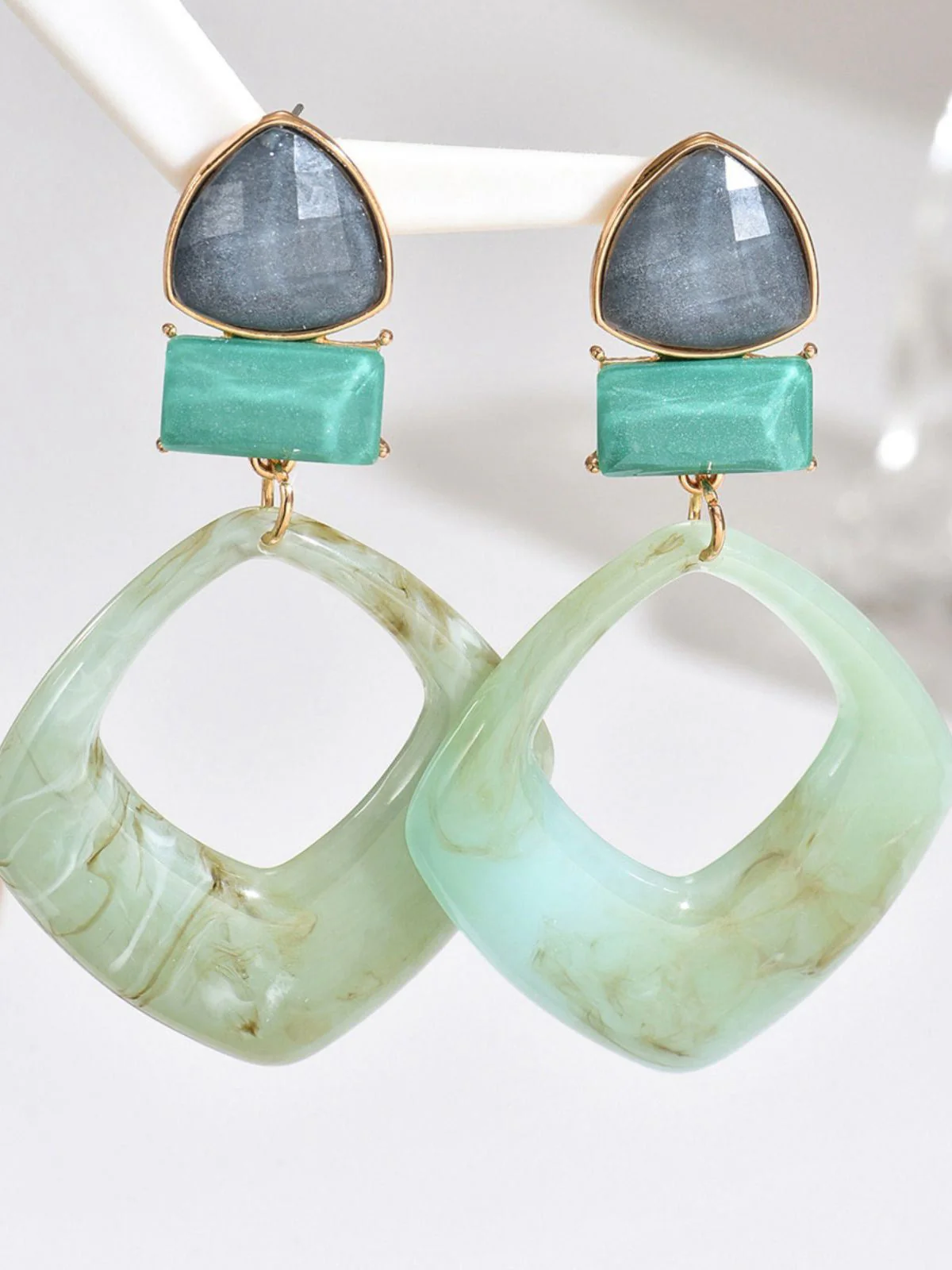 Boucles d'oreilles vintage en résine marbrée à motif géométrique exagéré - Image 2