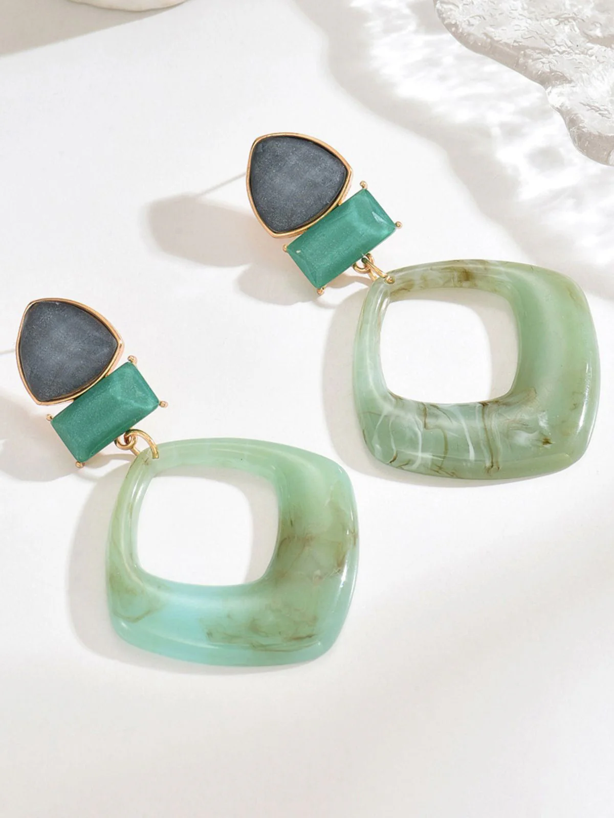 Boucles d'oreilles vintage en résine marbrée à motif géométrique exagéré - Image 3