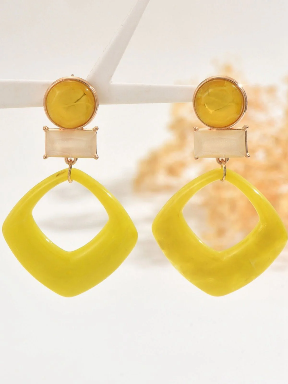 Boucles d'oreilles vintage en résine marbrée à motif géométrique exagéré - Image 5