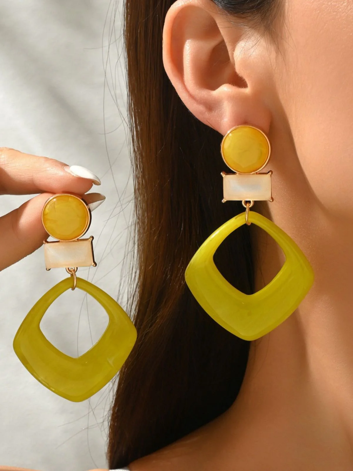 Boucles d'oreilles vintage en résine marbrée à motif géométrique exagéré - Image 6