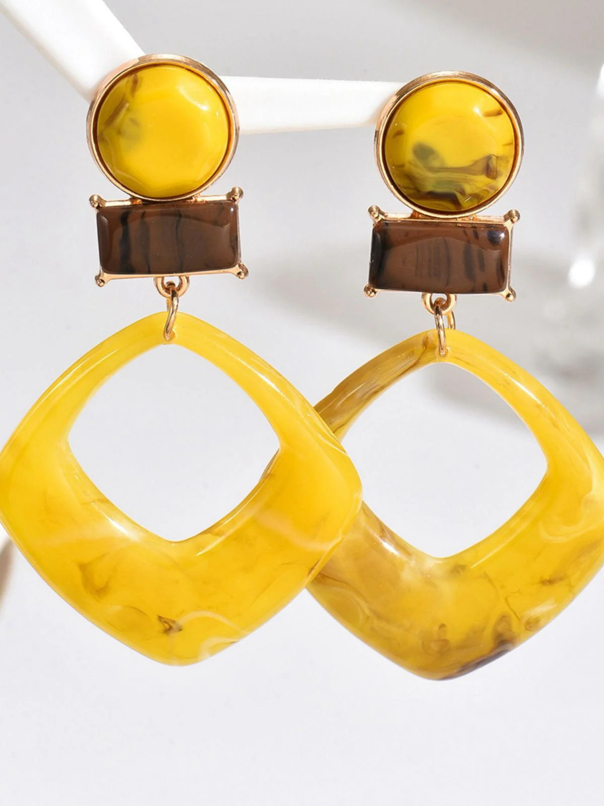 Boucles d'oreilles vintage en résine marbrée à motif géométrique exagéré - Image 7