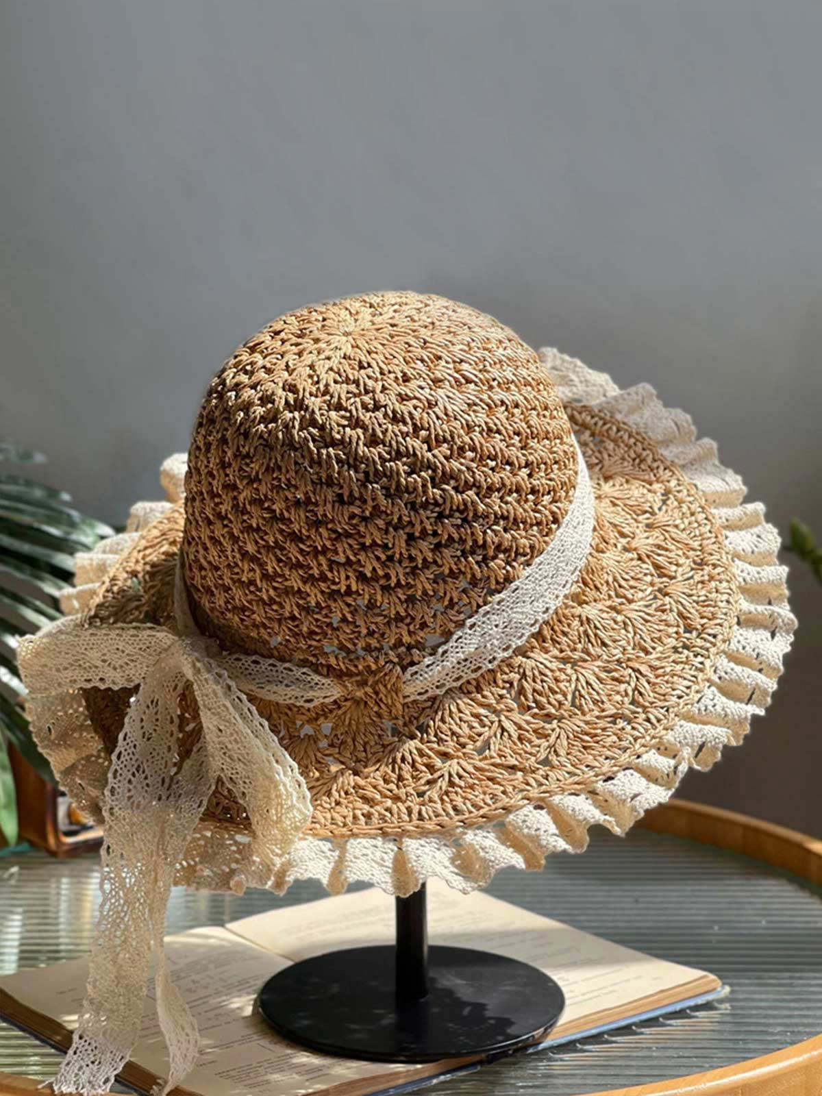 Chapeau de soleil en dentelle beige fait à la main - Image 4