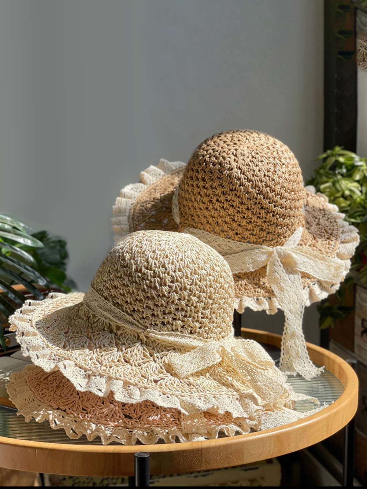 Chapeau de soleil en dentelle beige fait à la main - Image 5