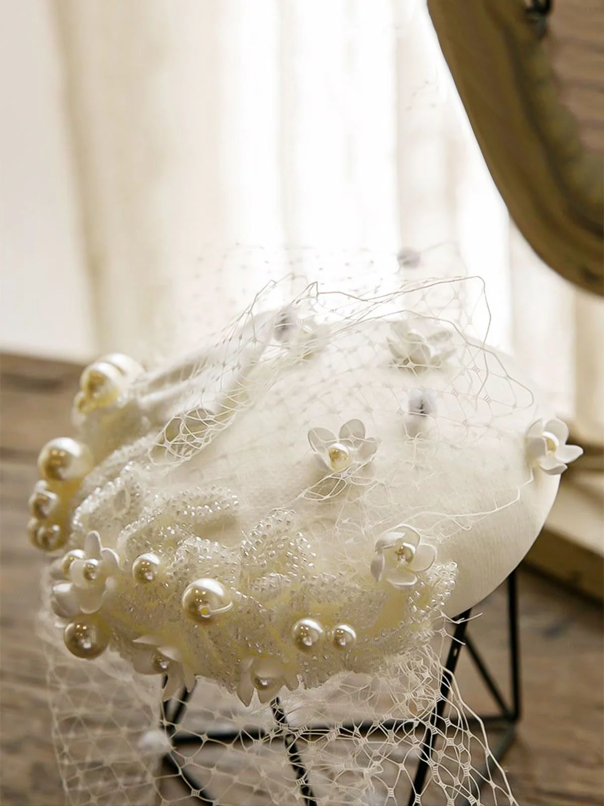 Chapeau vintage en maille blanche à nœud papillon - Image 2