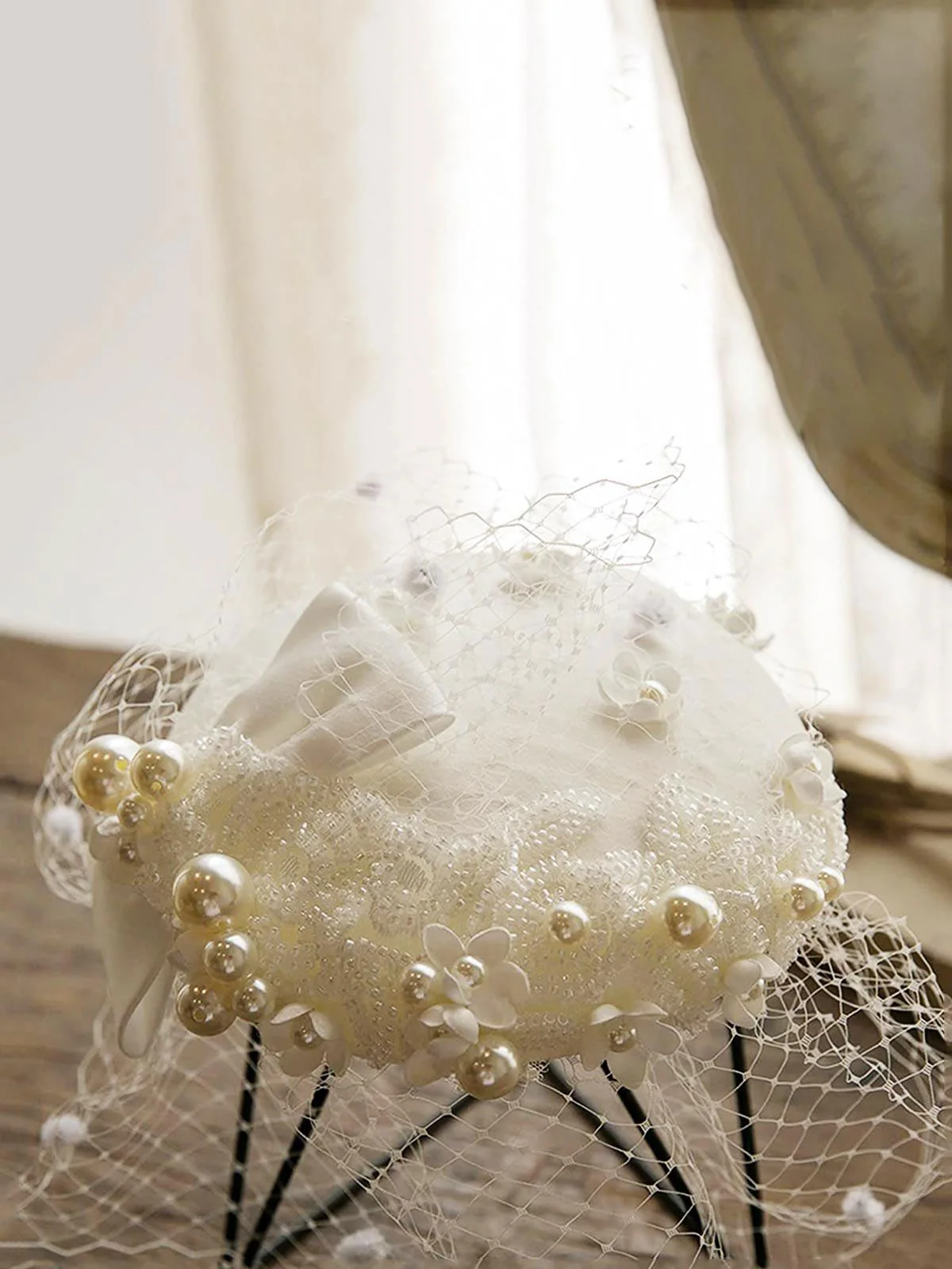 Chapeau vintage en maille blanche à nœud papillon - Image 3