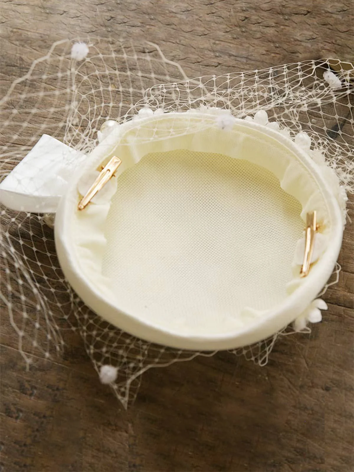 Chapeau vintage en maille blanche à nœud papillon - Image 4