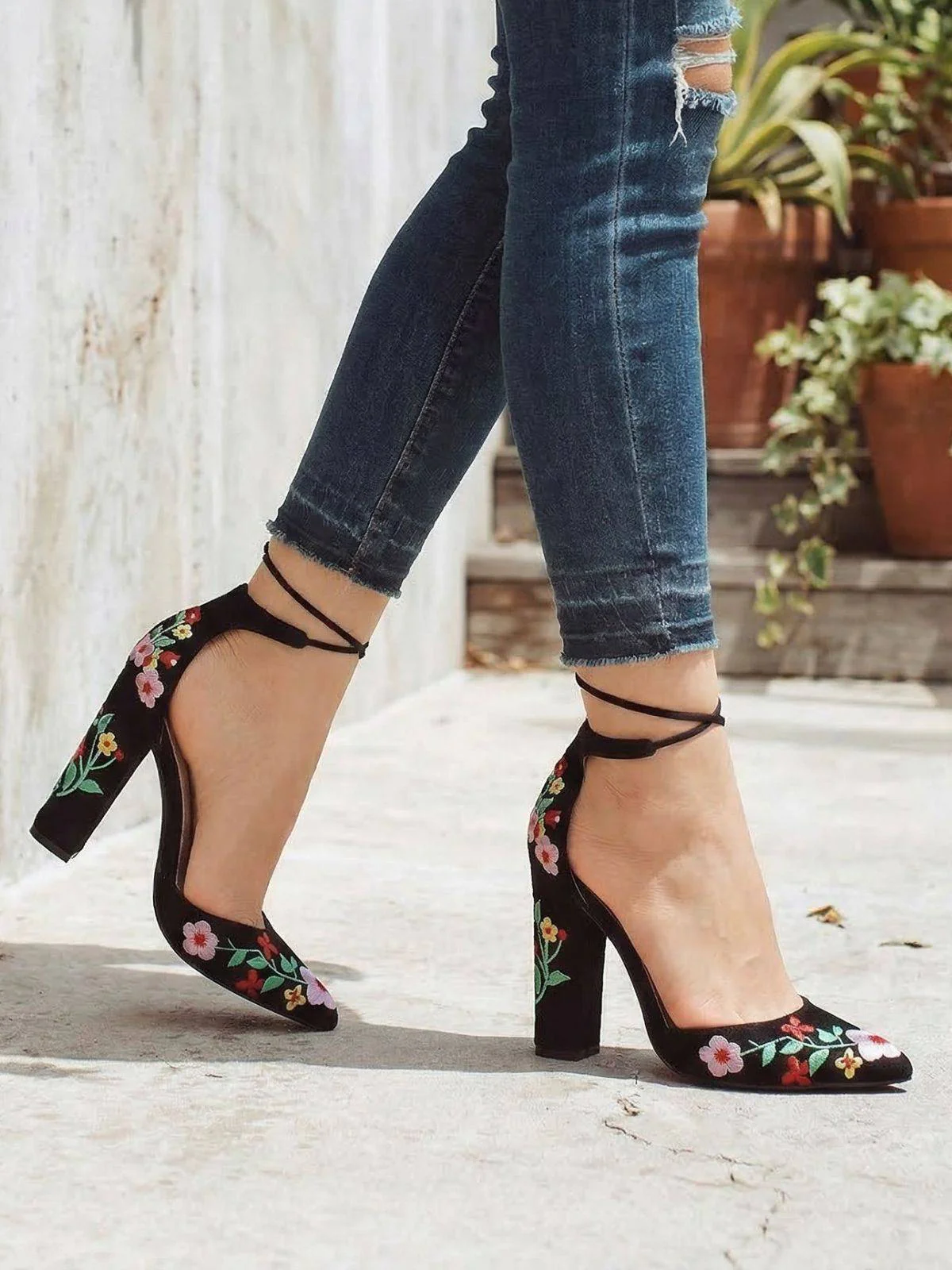 Chaussures à bout pointu daim brodé et à talon compensé - Image 3