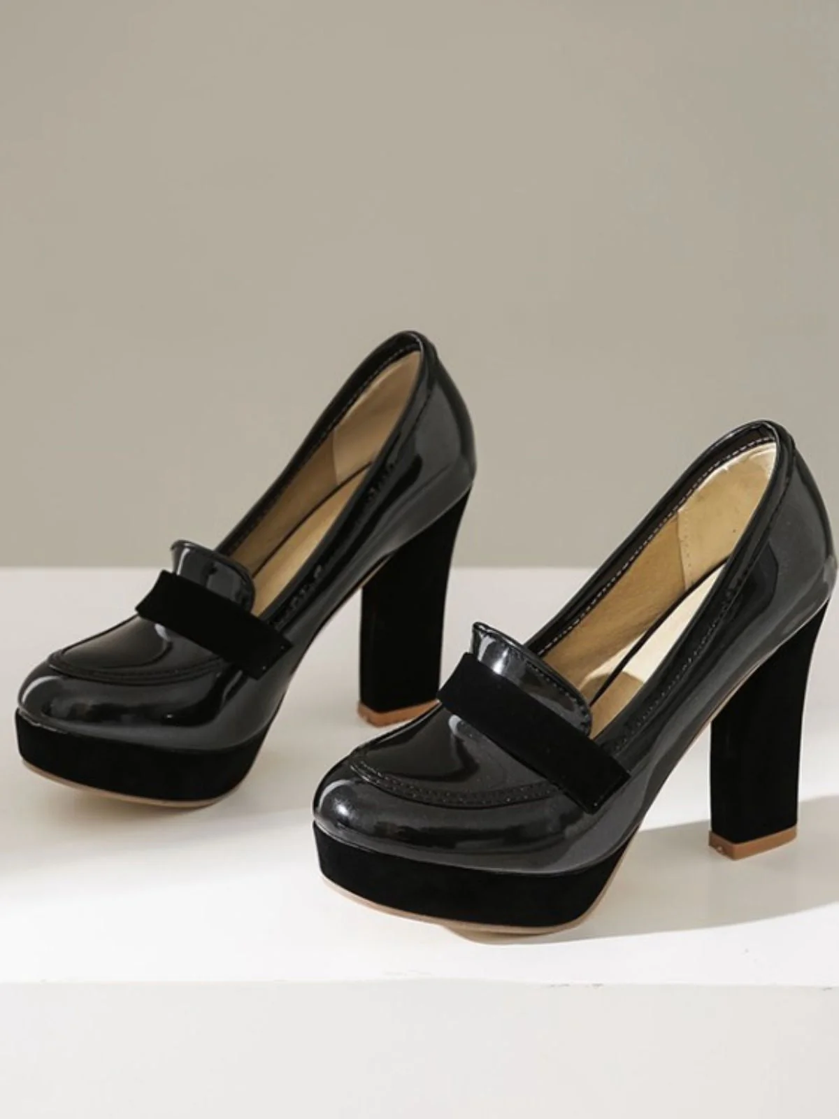 Chaussures à talons hauts à bout rond et colorblock - Image 10