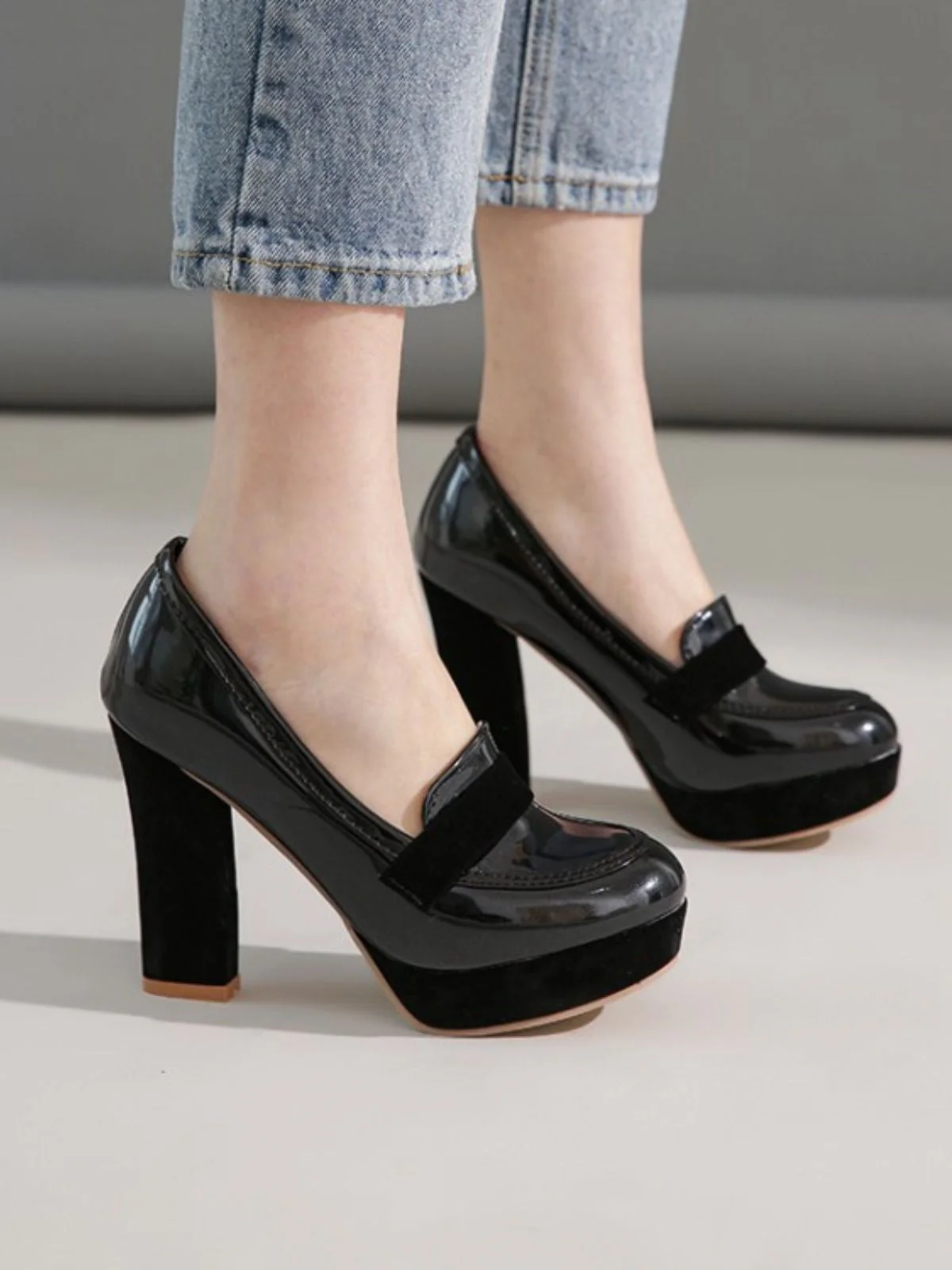 Chaussures à talons hauts à bout rond et colorblock - Image 11