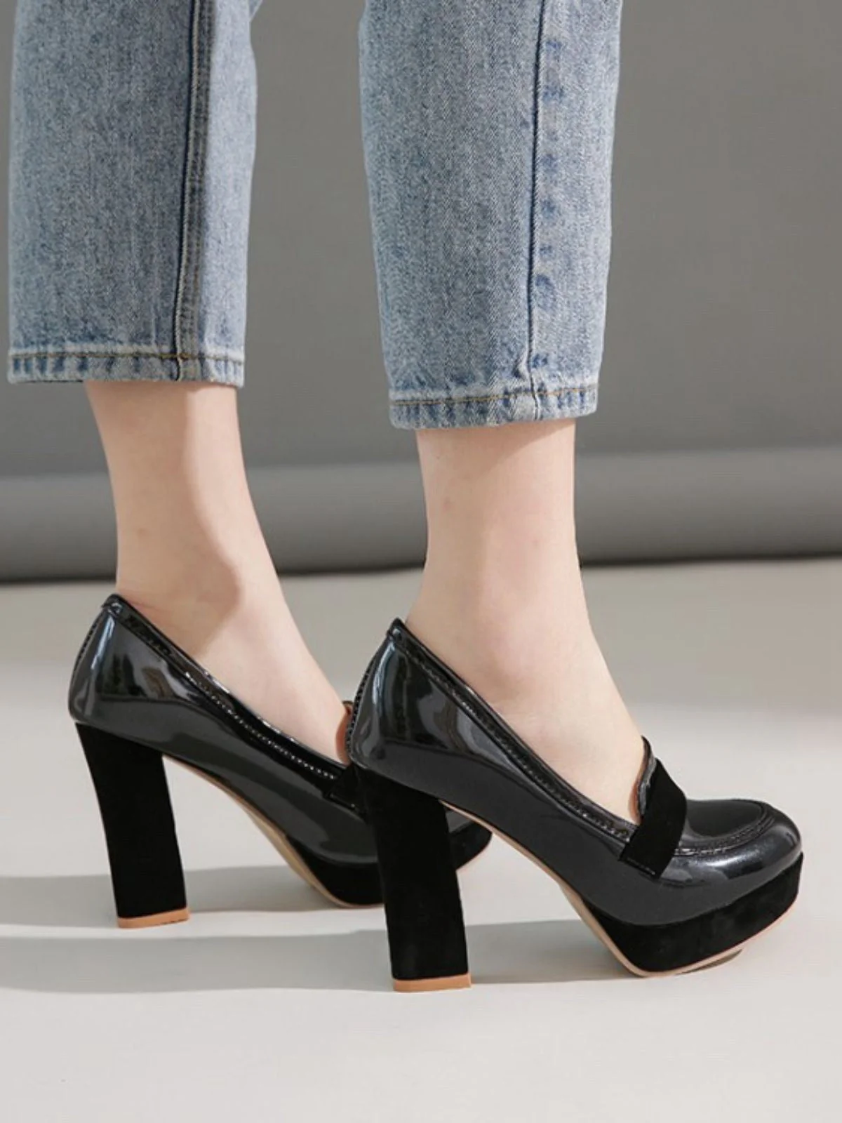 Chaussures à talons hauts à bout rond et colorblock - Image 12