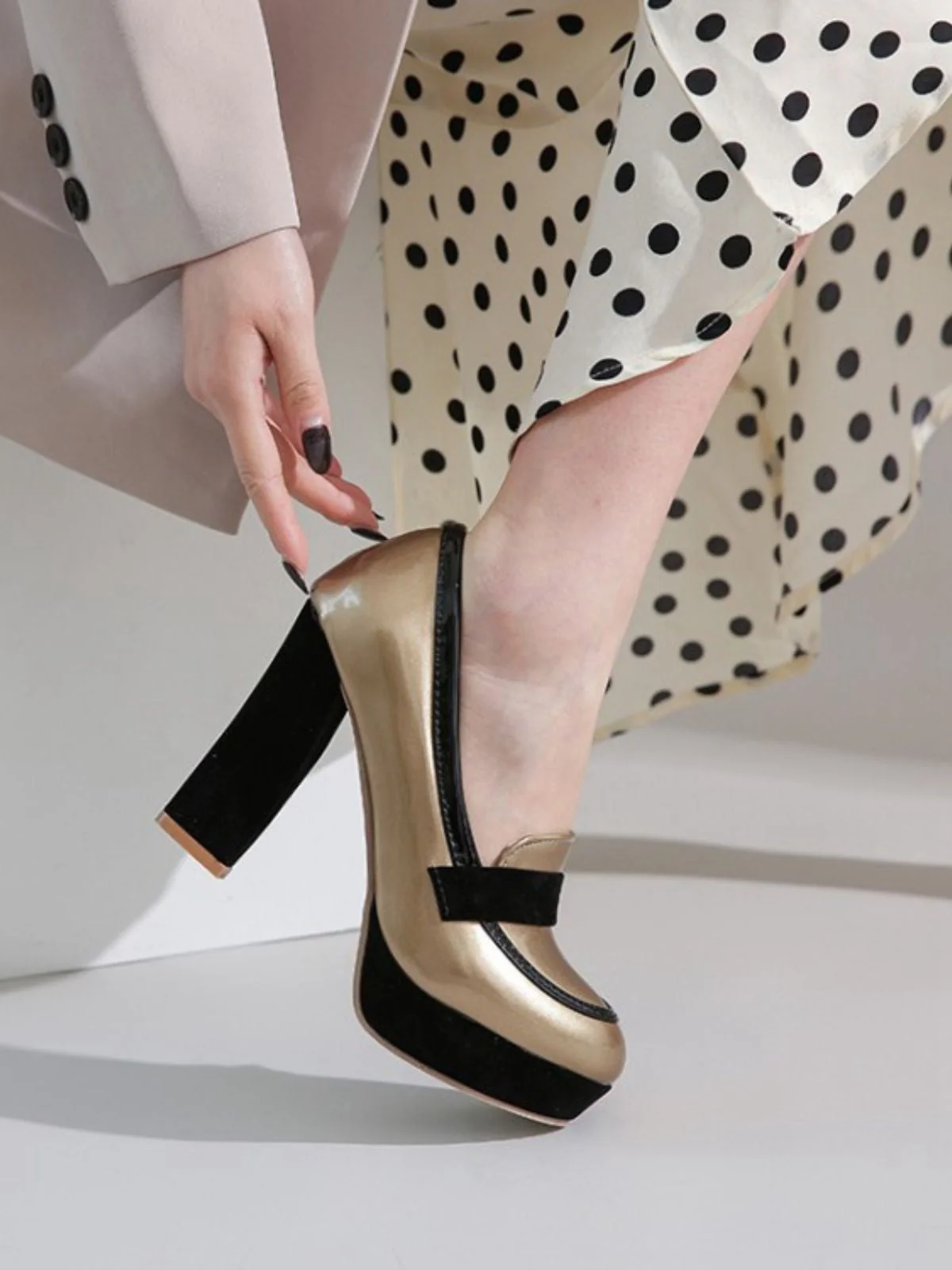 Chaussures à talons hauts à bout rond et colorblock - Image 15