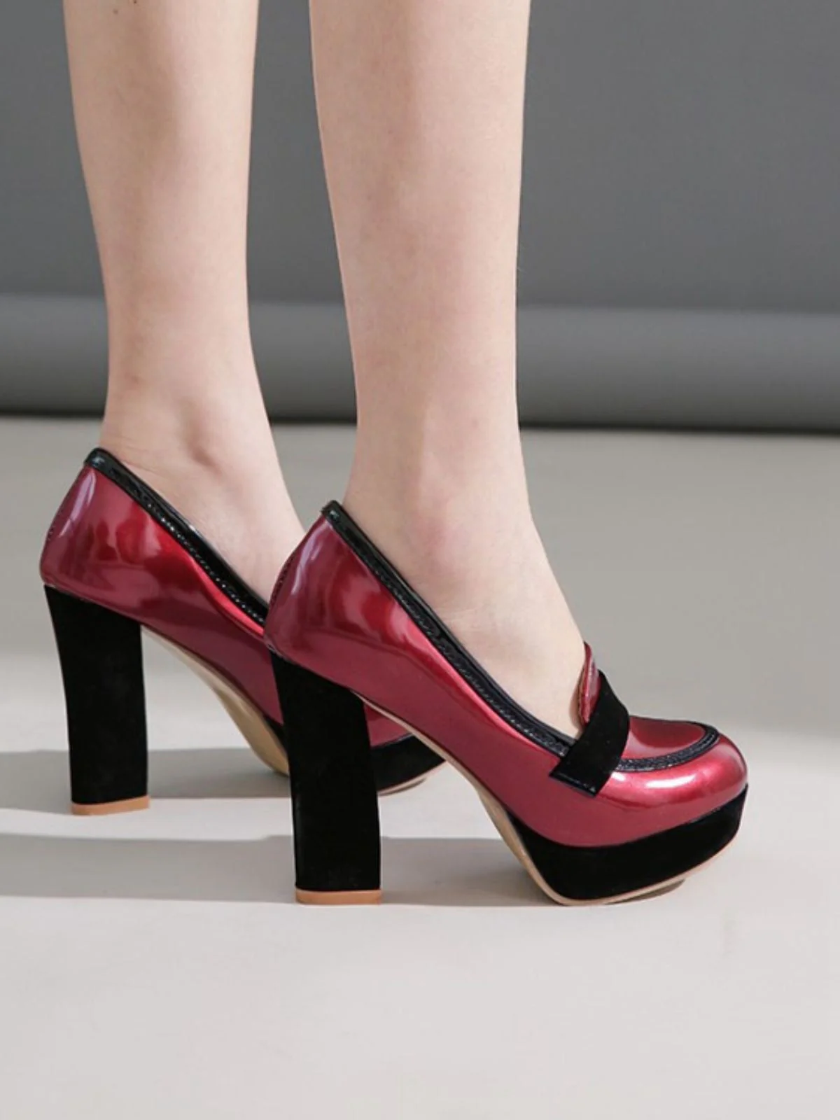 Chaussures à talons hauts à bout rond et colorblock - Image 5