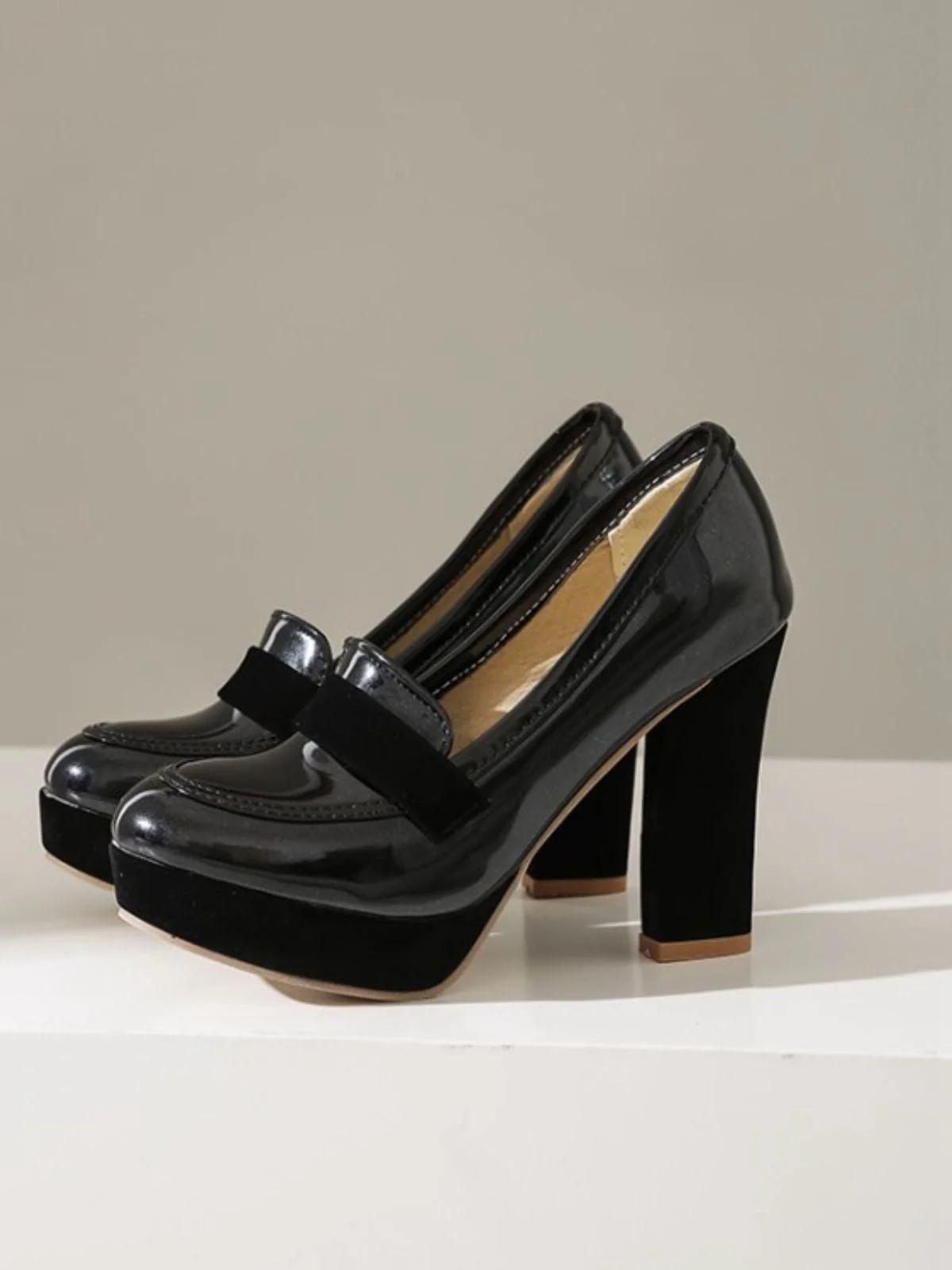 Chaussures à talons hauts à bout rond et colorblock - Image 9