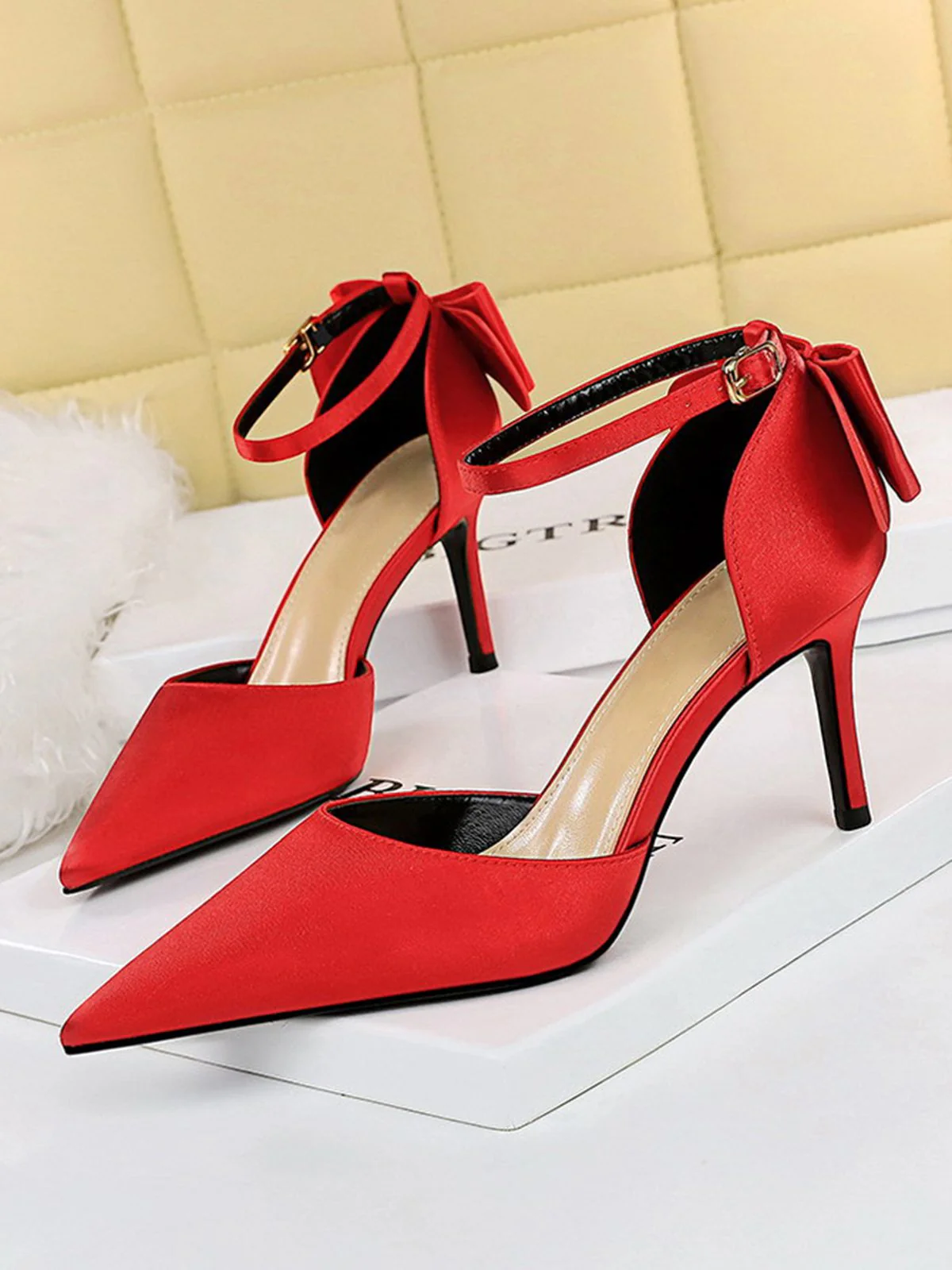 Chaussures à talons hauts en satin à bout pointu et bride à nœud - Image 10