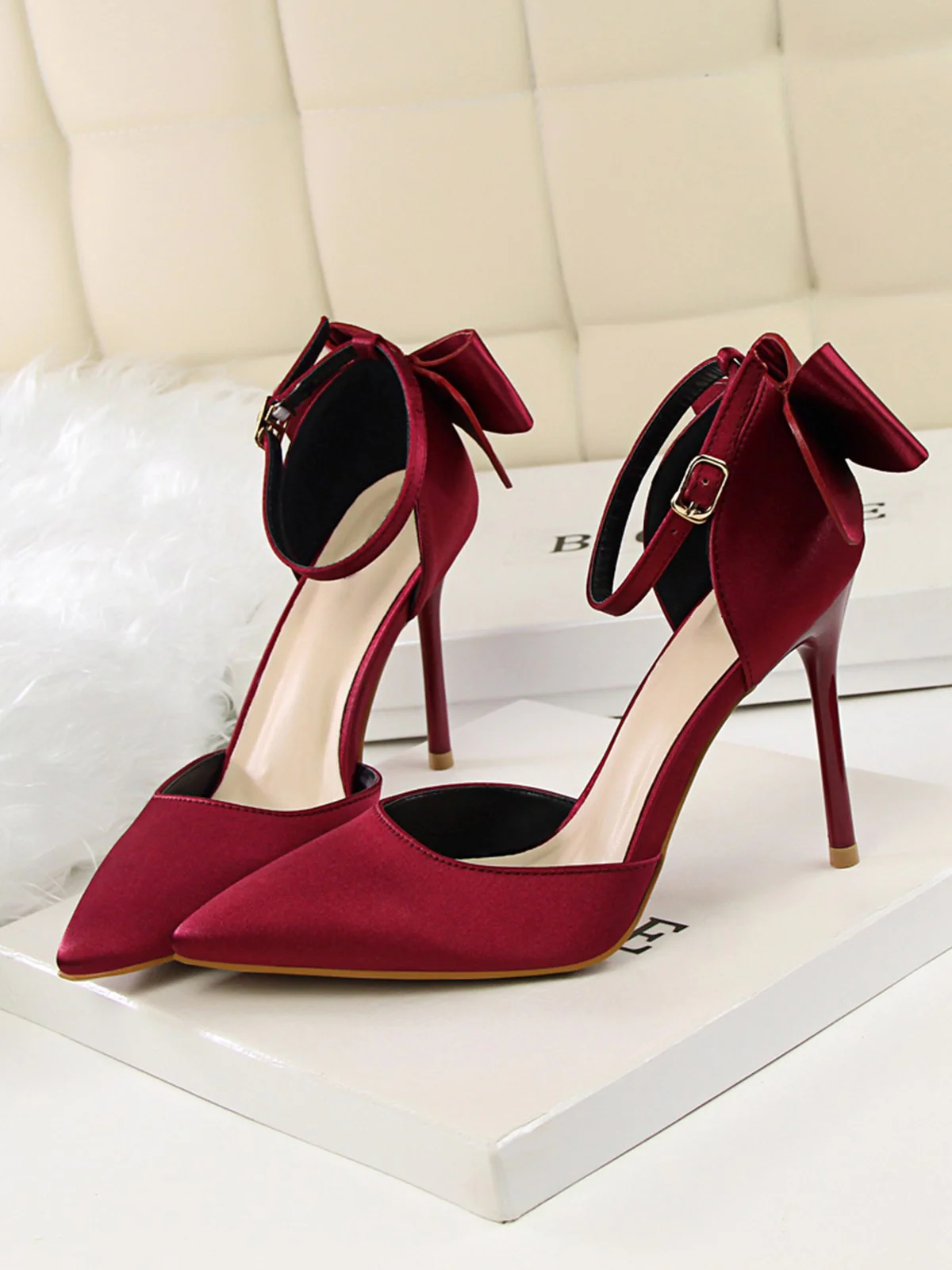 Chaussures à talons hauts en satin à bout pointu et bride à nœud - Image 11