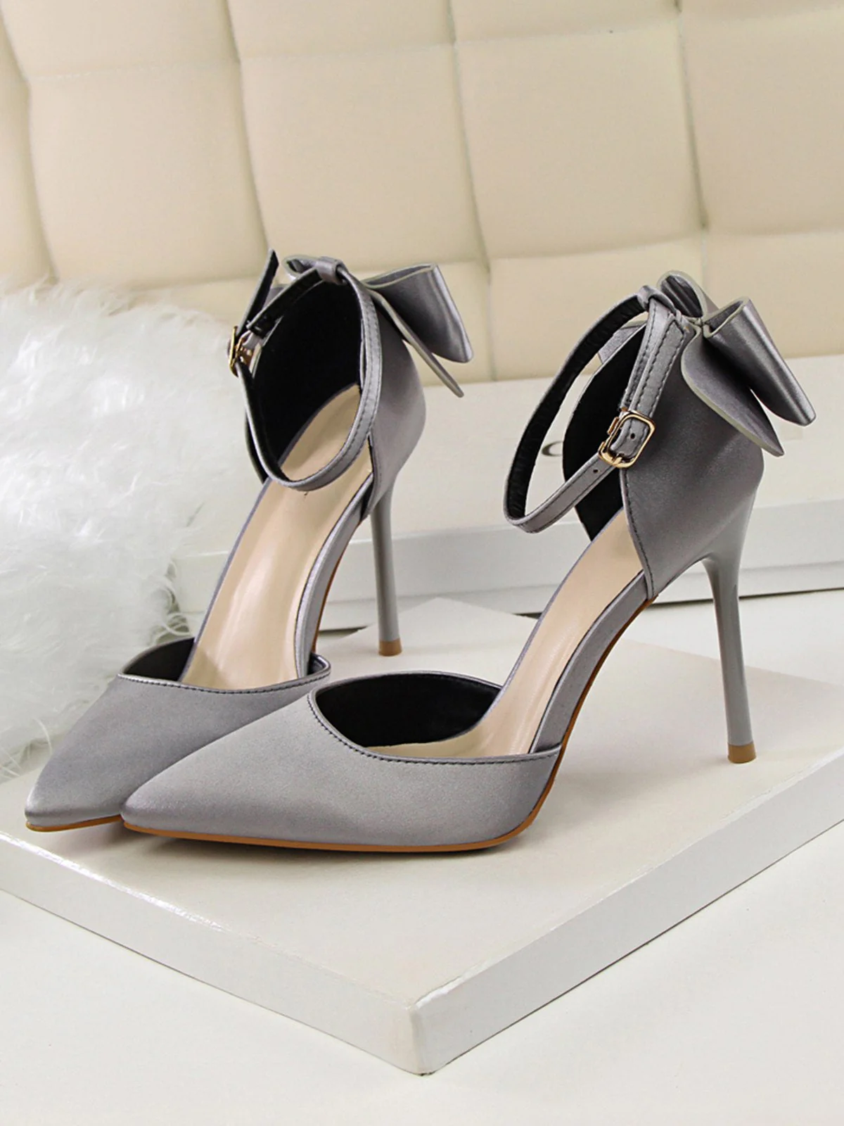 Chaussures à talons hauts en satin à bout pointu et bride à nœud - Image 14