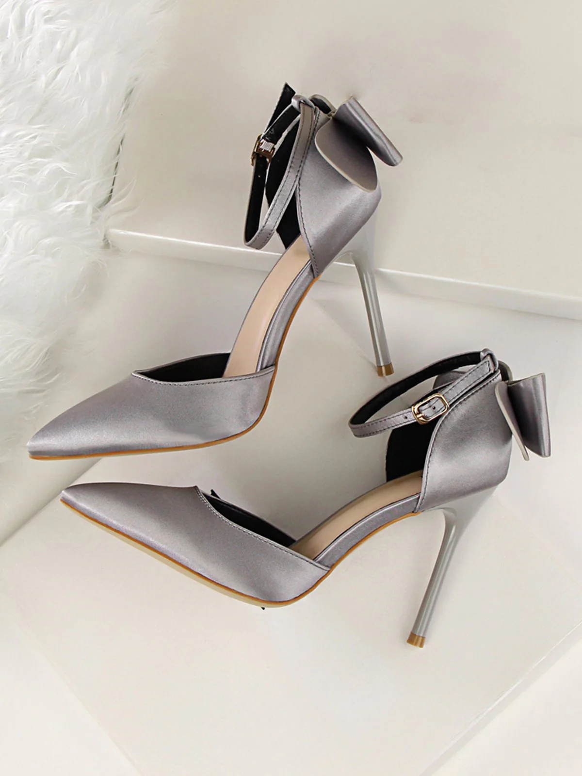 Chaussures à talons hauts en satin à bout pointu et bride à nœud - Image 15