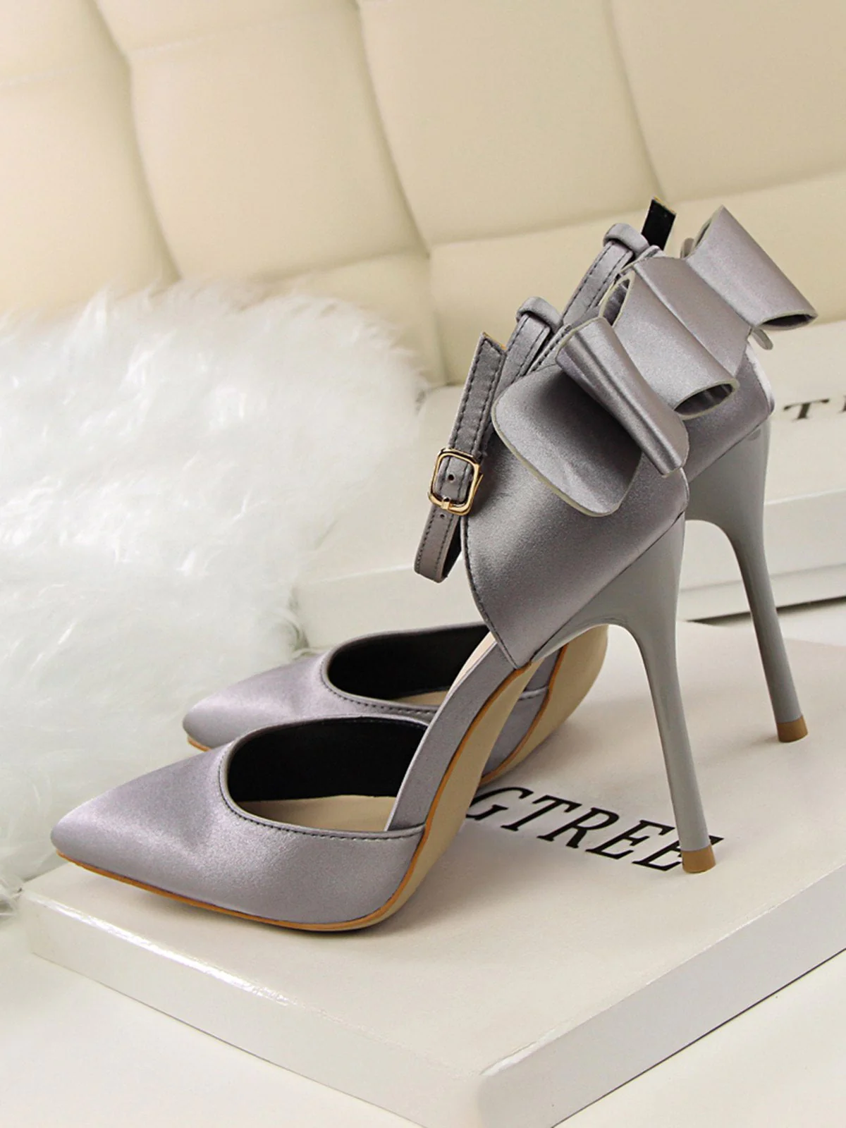 Chaussures à talons hauts en satin à bout pointu et bride à nœud - Image 16