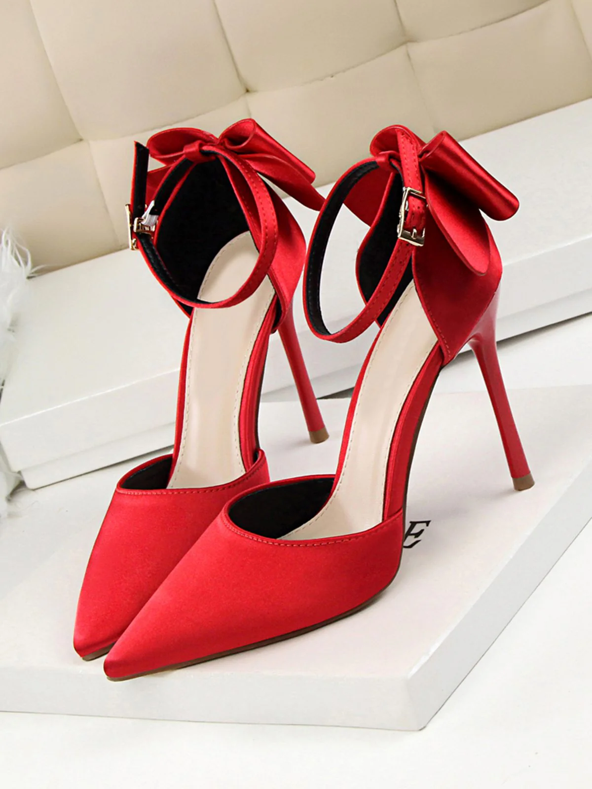 Chaussures à talons hauts en satin à bout pointu et bride à nœud - Image 17
