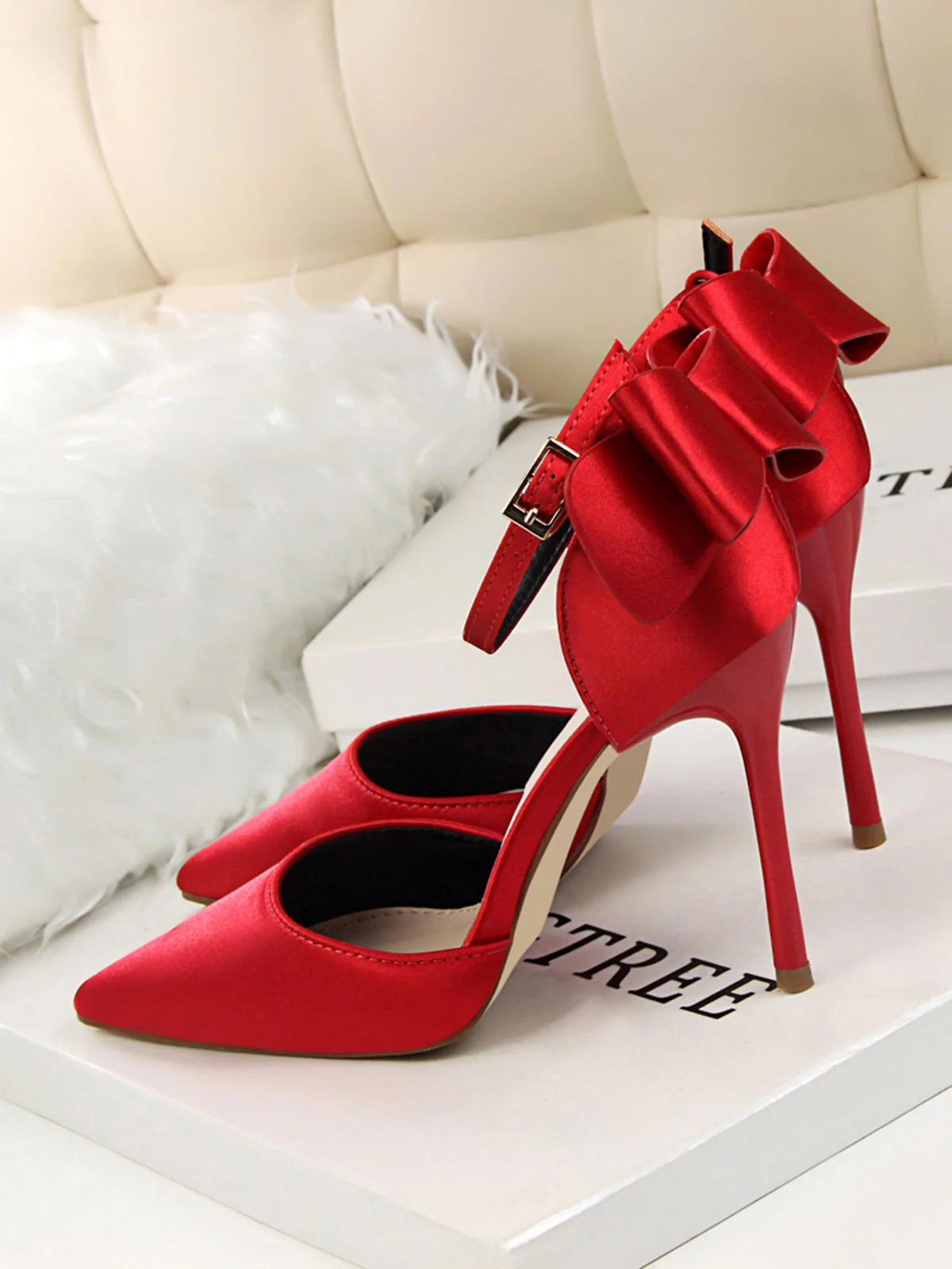 Chaussures à talons hauts en satin à bout pointu et bride à nœud - Image 18