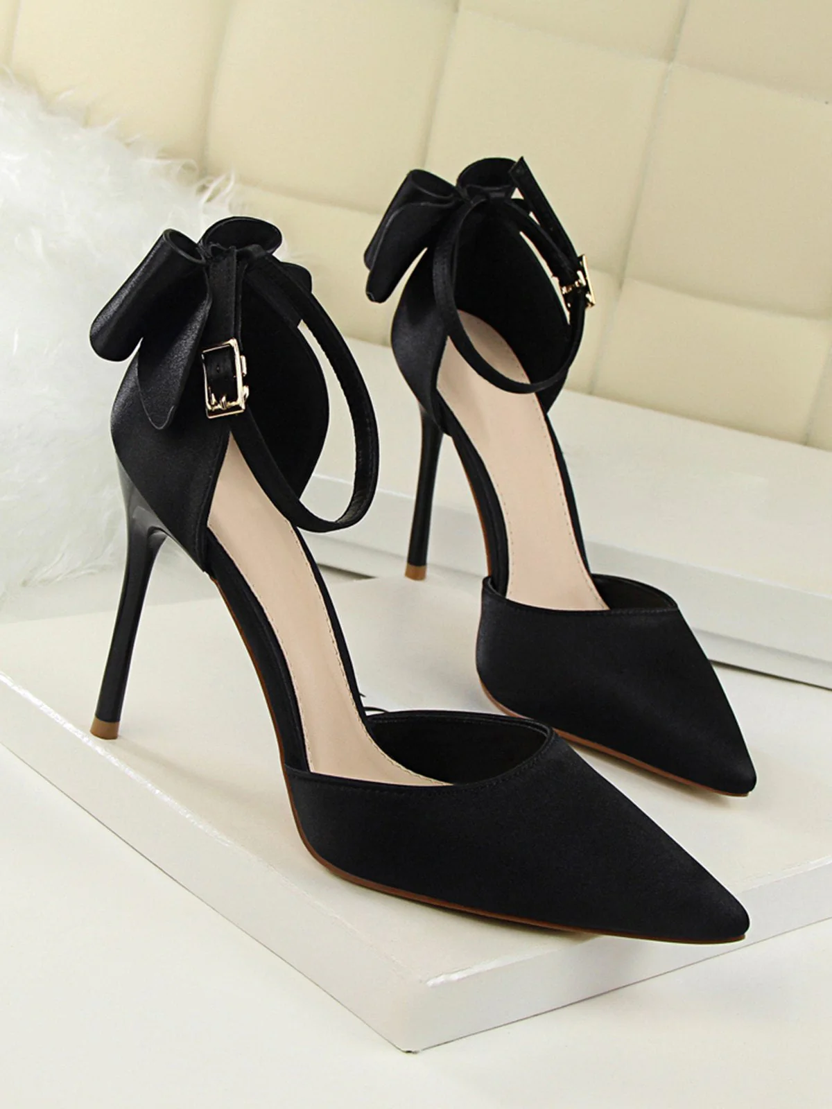 Chaussures à talons hauts en satin à bout pointu et bride à nœud - Image 24