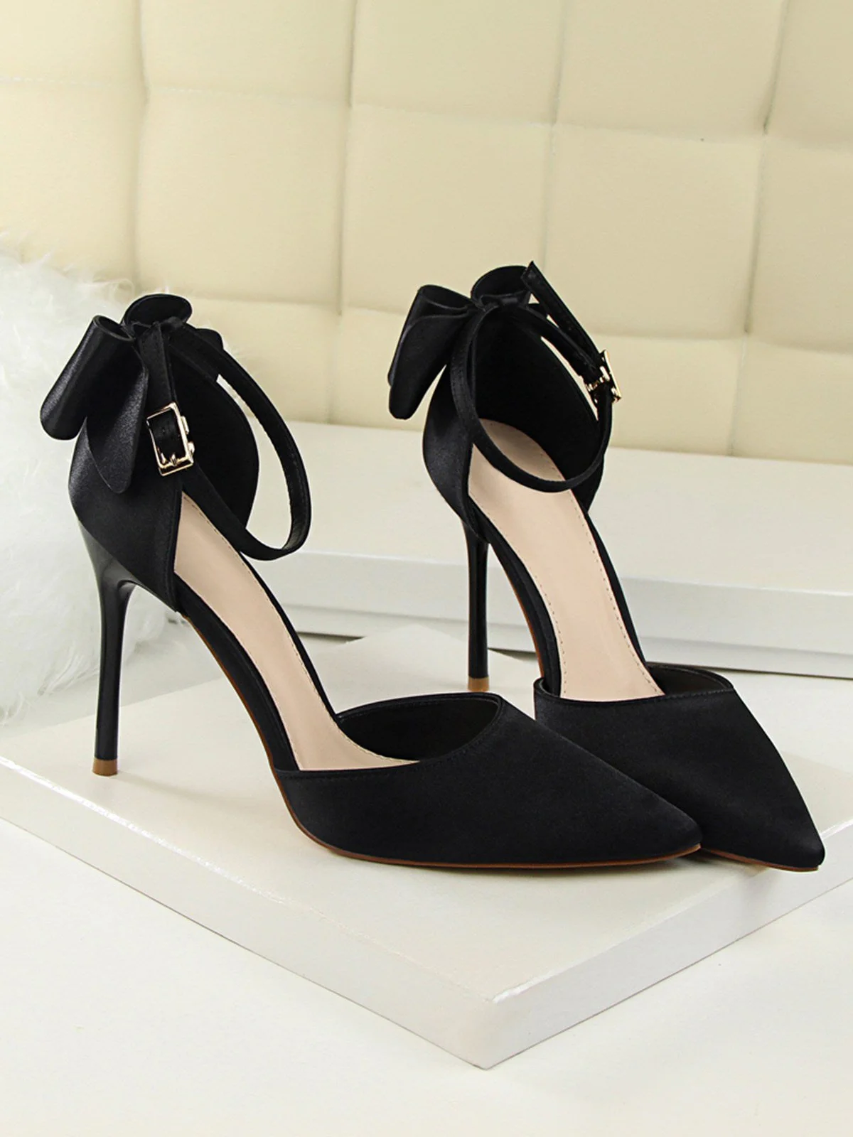 Chaussures à talons hauts en satin à bout pointu et bride à nœud - Image 25