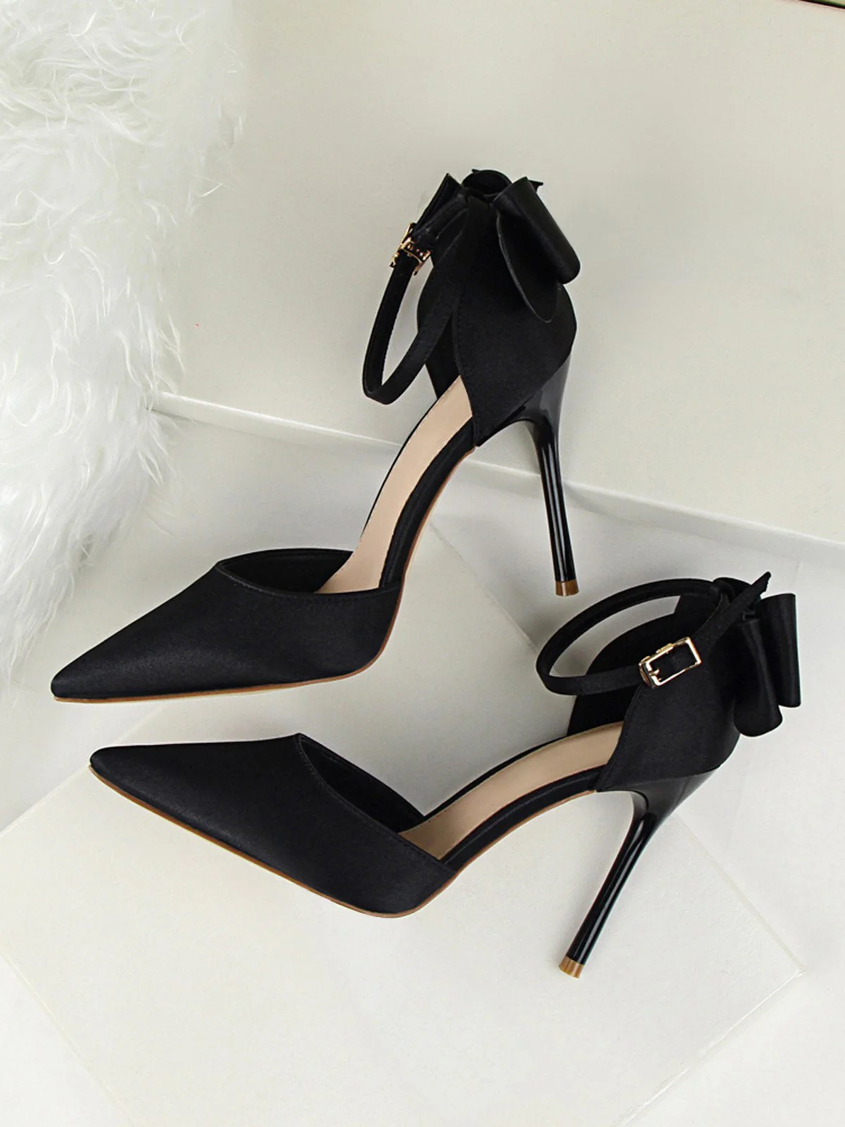 Chaussures à talons hauts en satin à bout pointu et bride à nœud - Image 26