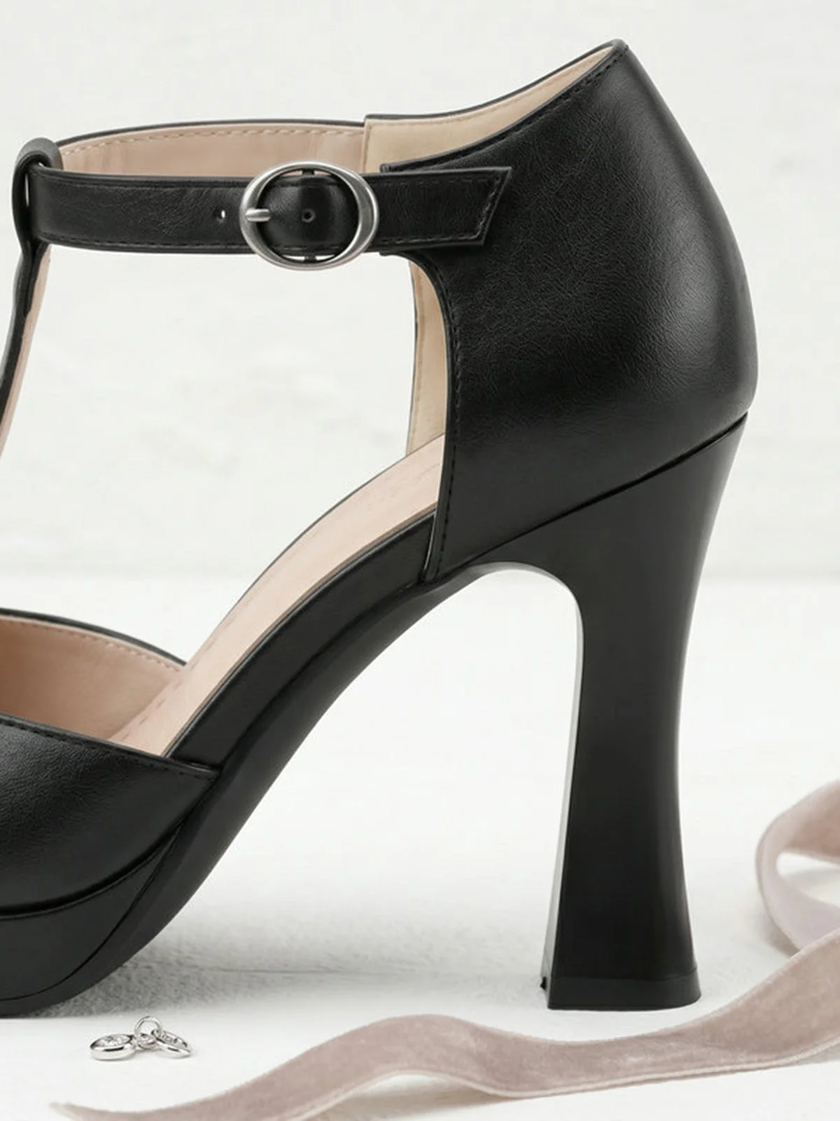 Chaussures à talons hauts noires avec bride en T - Image 5
