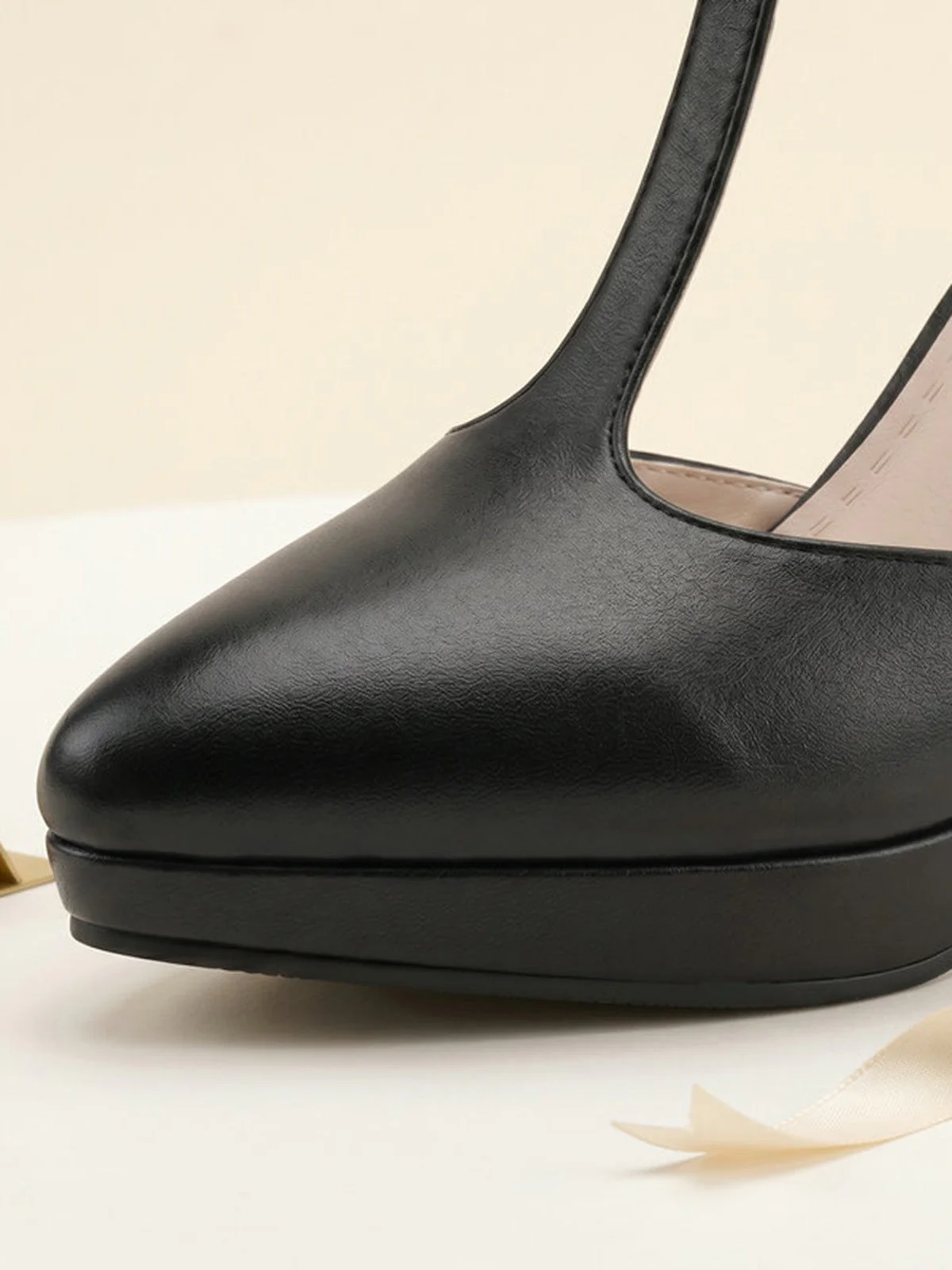Chaussures à talons hauts noires avec bride en T - Image 6