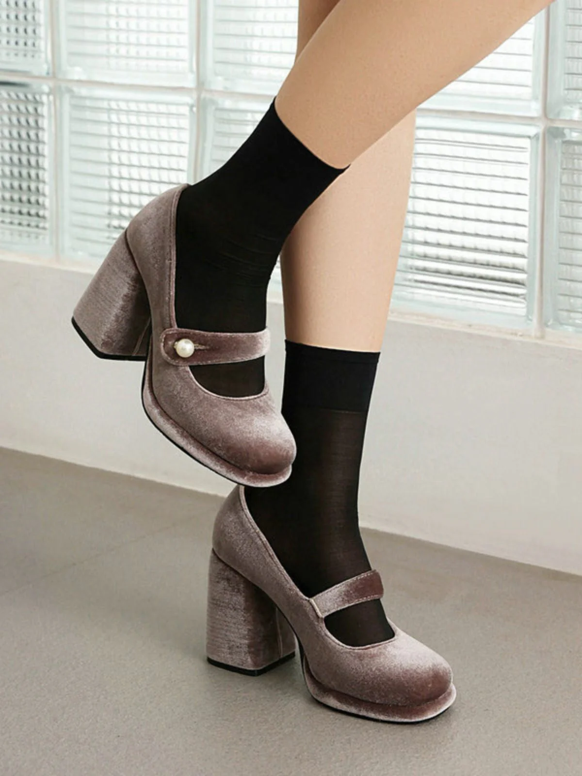 Chaussures Mary Jane en velours à boutons nacrés et talons compensés - Image 10