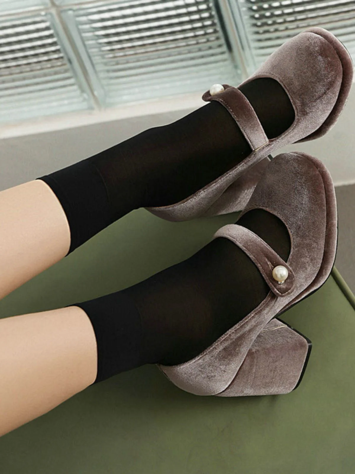 Chaussures Mary Jane en velours à boutons nacrés et talons compensés - Image 11
