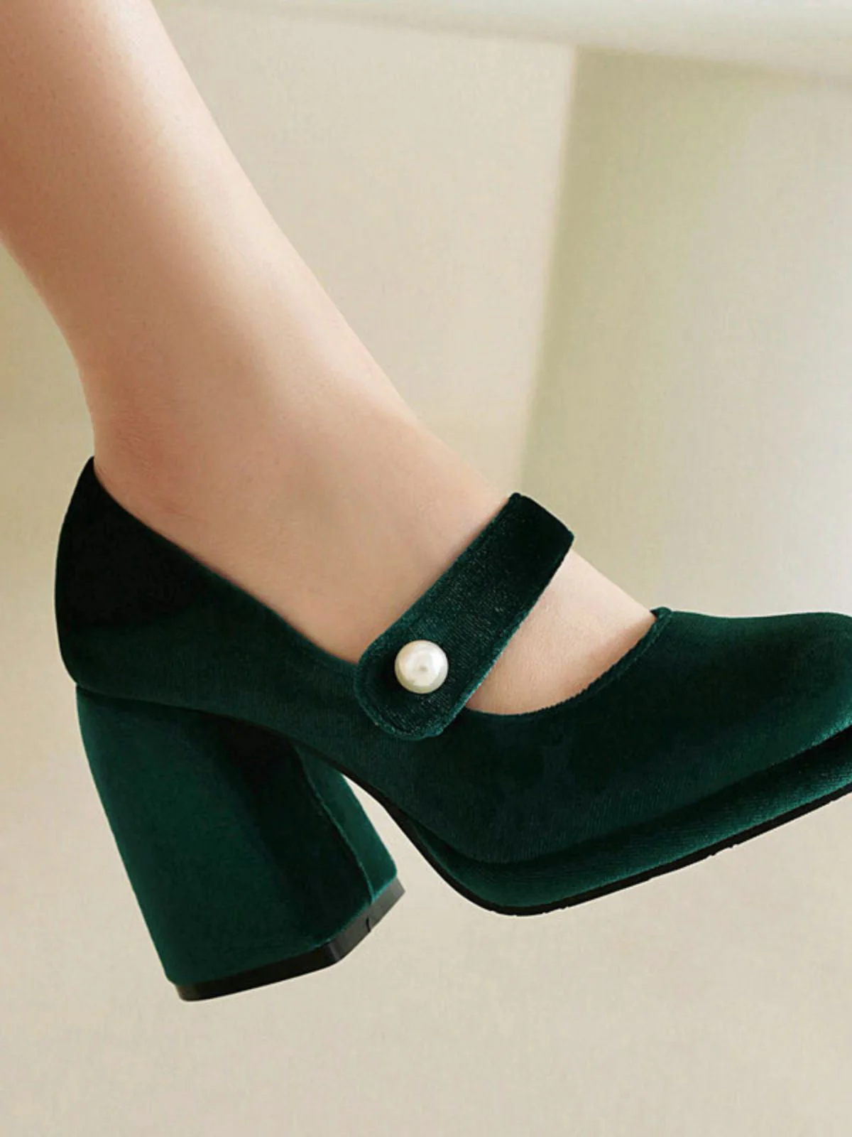 Chaussures Mary Jane en velours à boutons nacrés et talons compensés - Image 6