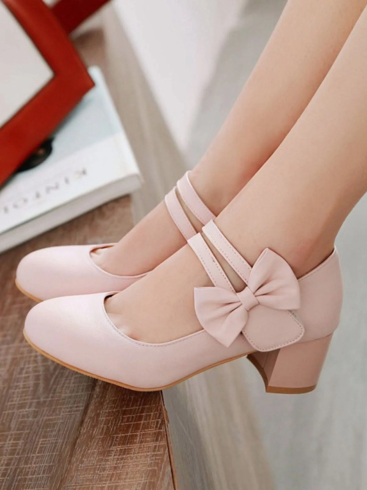 Chaussures vintage à bout rond et talon conique - Image 2