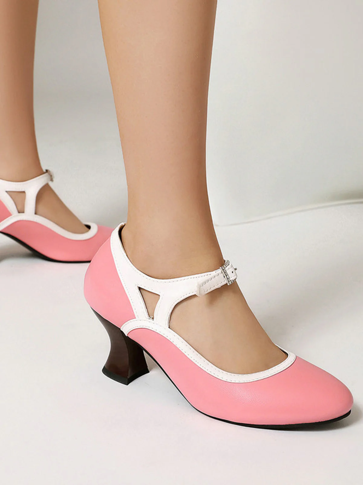 Chaussures vintage élégantes bout pointu et talon conique - Image 9