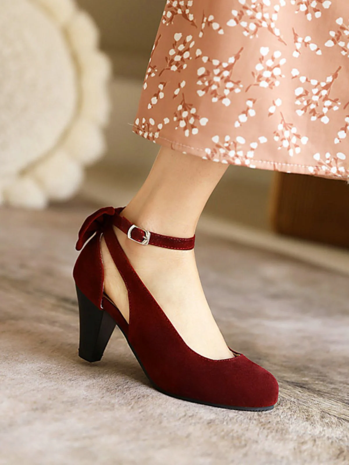 Chaussures vintage en daim à talons hauts et épais avec nœud papillon - Image 9
