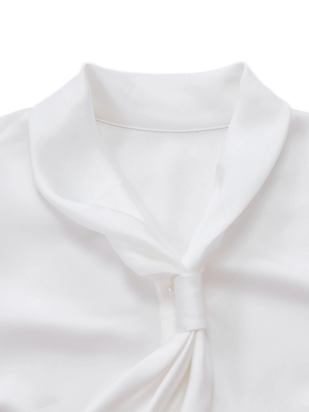 Chemisier blanc en satin à col noué des années 1940 - Image 5